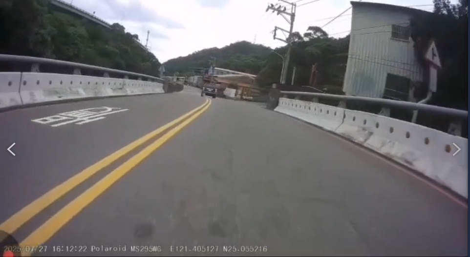  超車並攔停拖行車