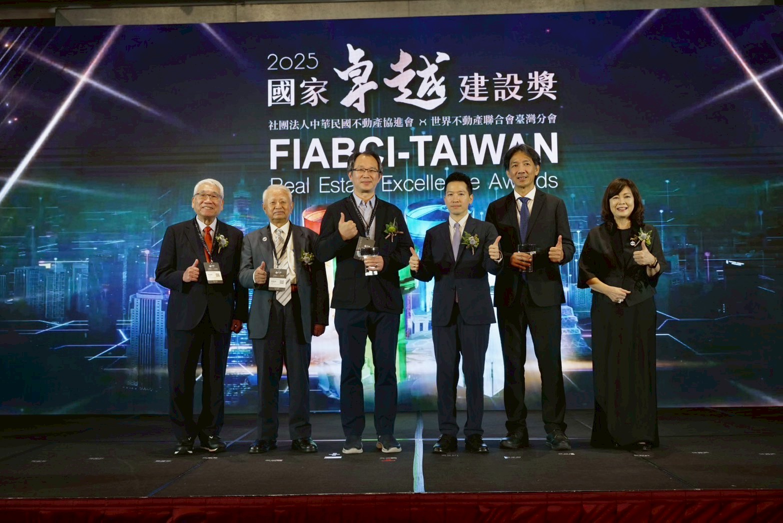 新北市政府城鄉發展局今年榮獲6項大獎，圖左(3)為新北市政府城鄉發展局周繼祖副局長代表領獎。