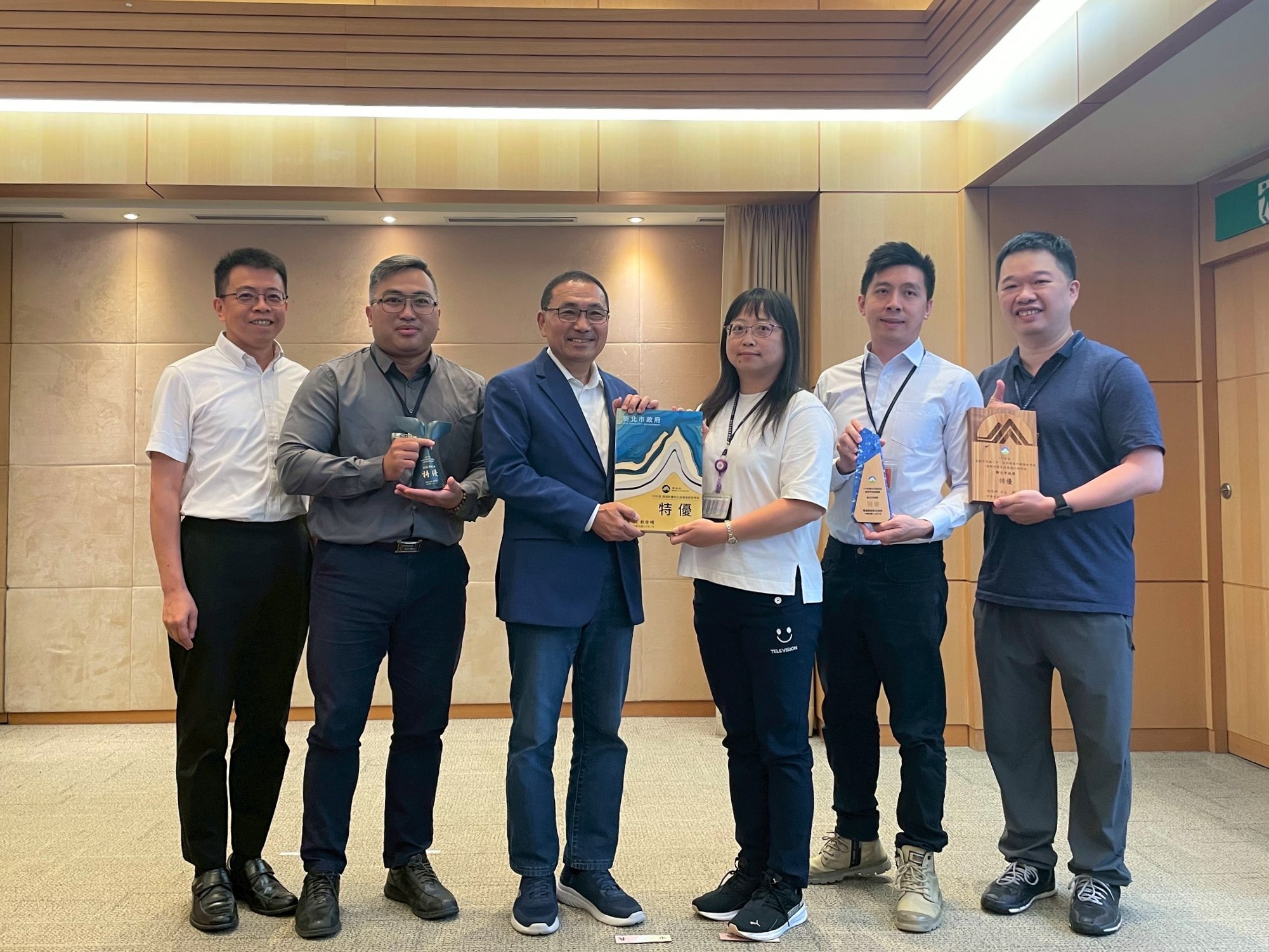 環保局長程大維率領各科室主管於市政會議中代表接受獎項