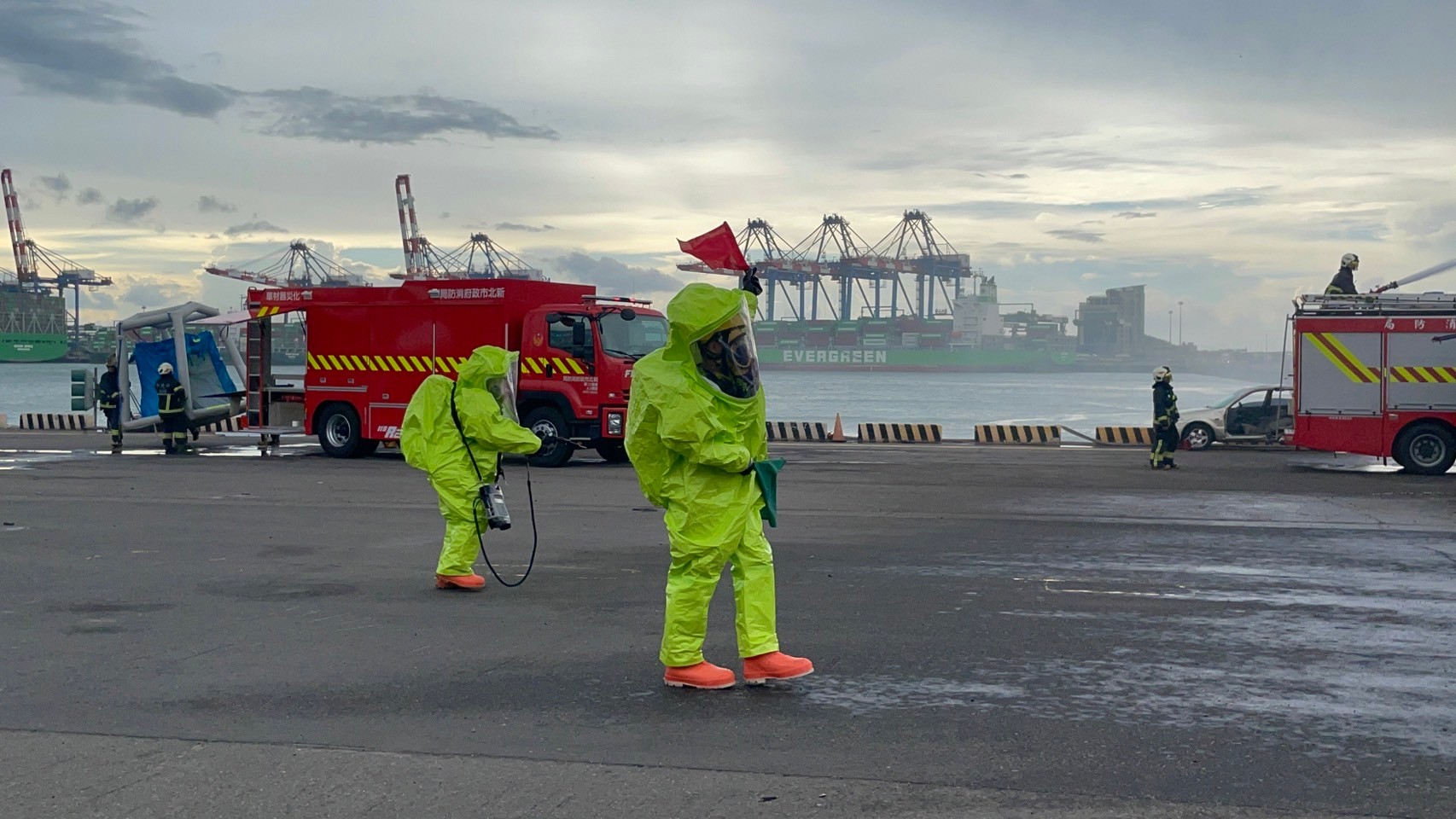 應變隊著A級防護衣執行現場毒化物偵檢