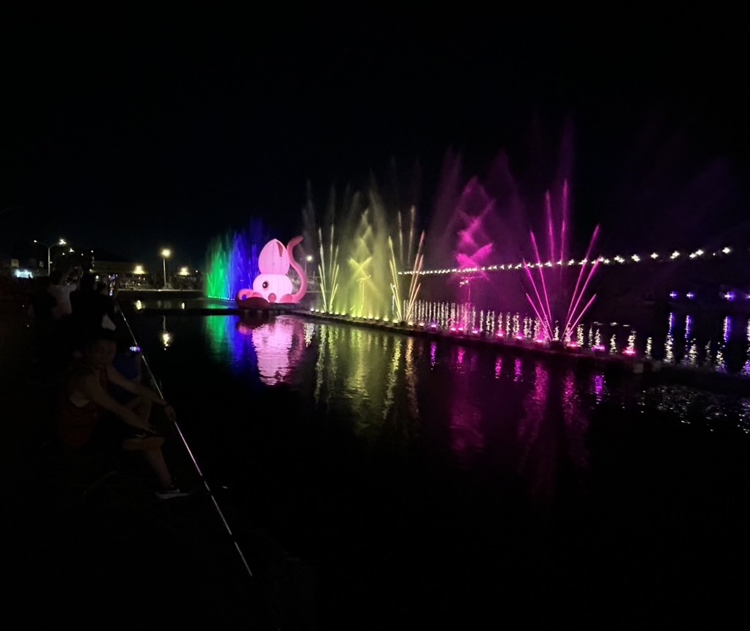 晚間還有光雕水舞秀，為深澳漁港披上不同風貌