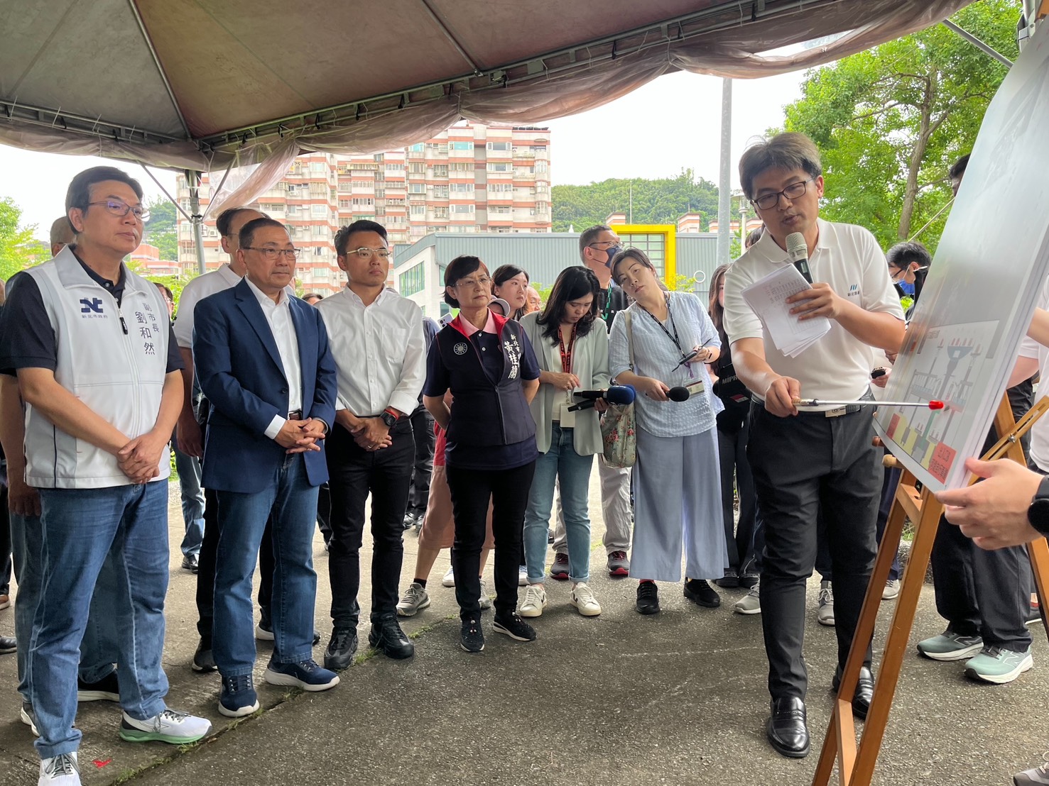 五泰輕軌設置立體跨越軌道通廊