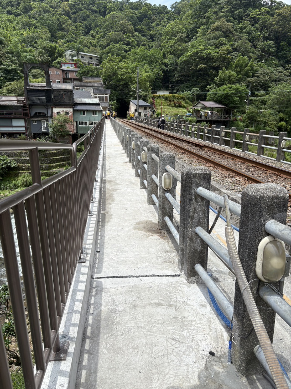 三貂嶺便橋外觀即將完工，提升居民通行與觀光便利性。