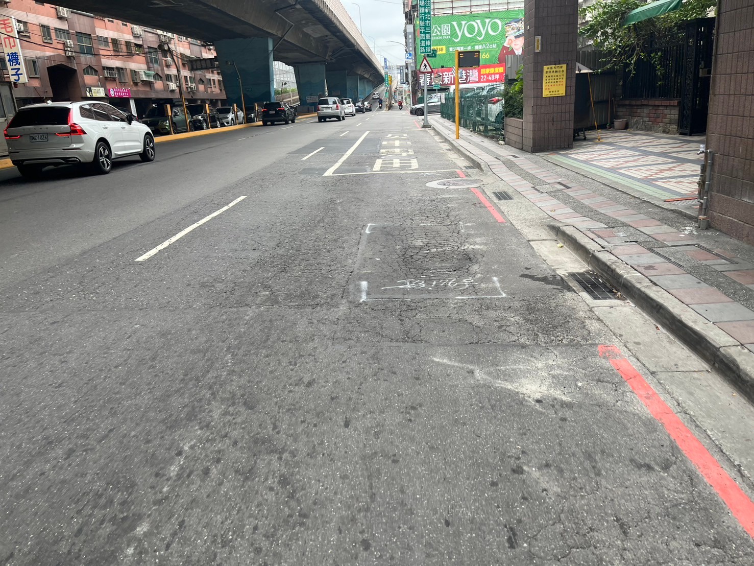 養工處為改善三重區新北大道一、二段(水漾路-重陽路)道路鋪面品質，8月4日至6日夜間進行道路銑鋪。
