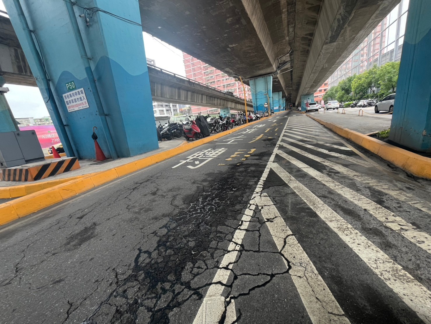 三重區新北大道一、二段(水漾路-重陽路)道路銑鋪分3階段施工，將封閉部分車道及匝道，提醒用路人多留意。