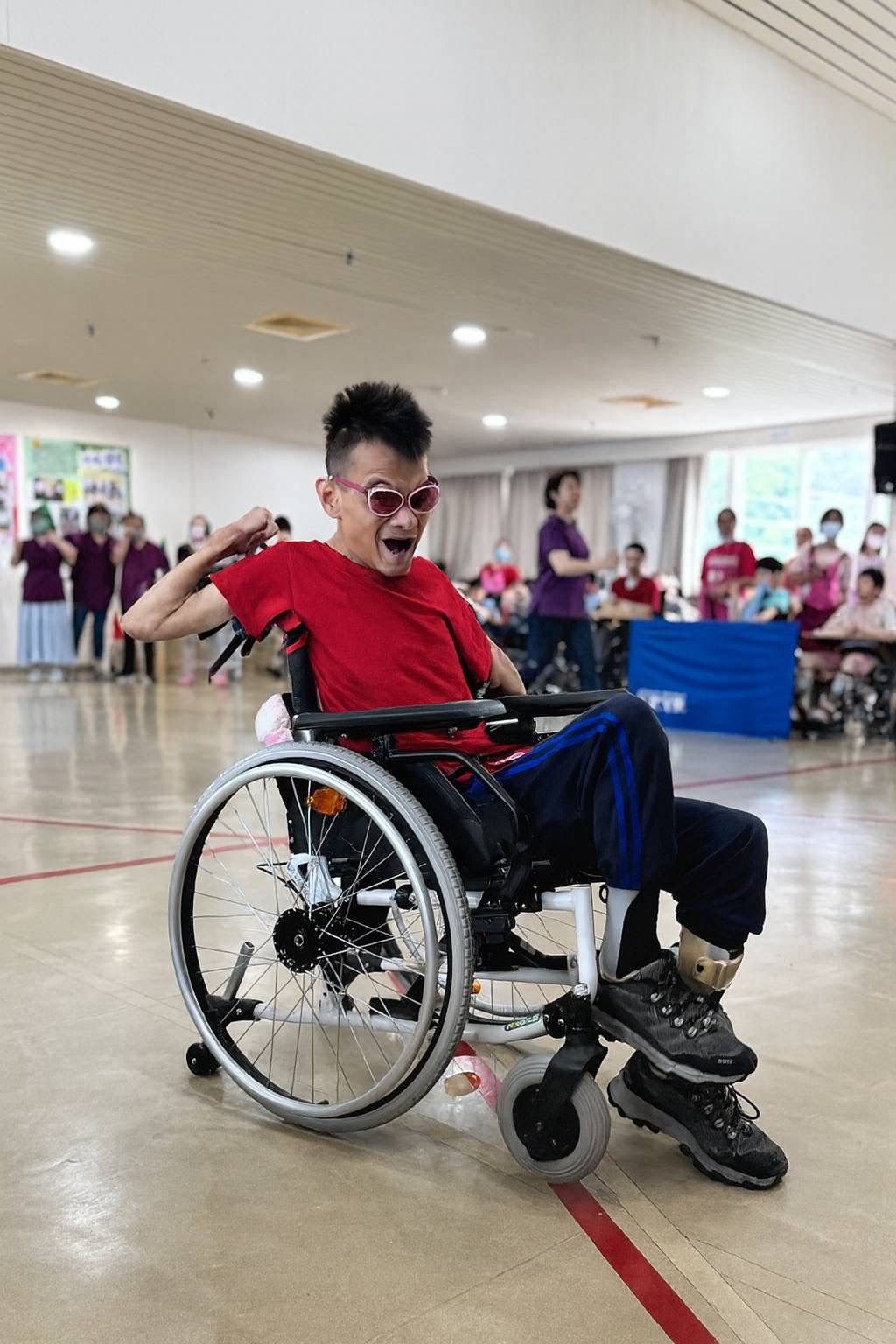 重度腦性麻痺院生小文在輪椅競速扮演「飛毛腿」創下佳績