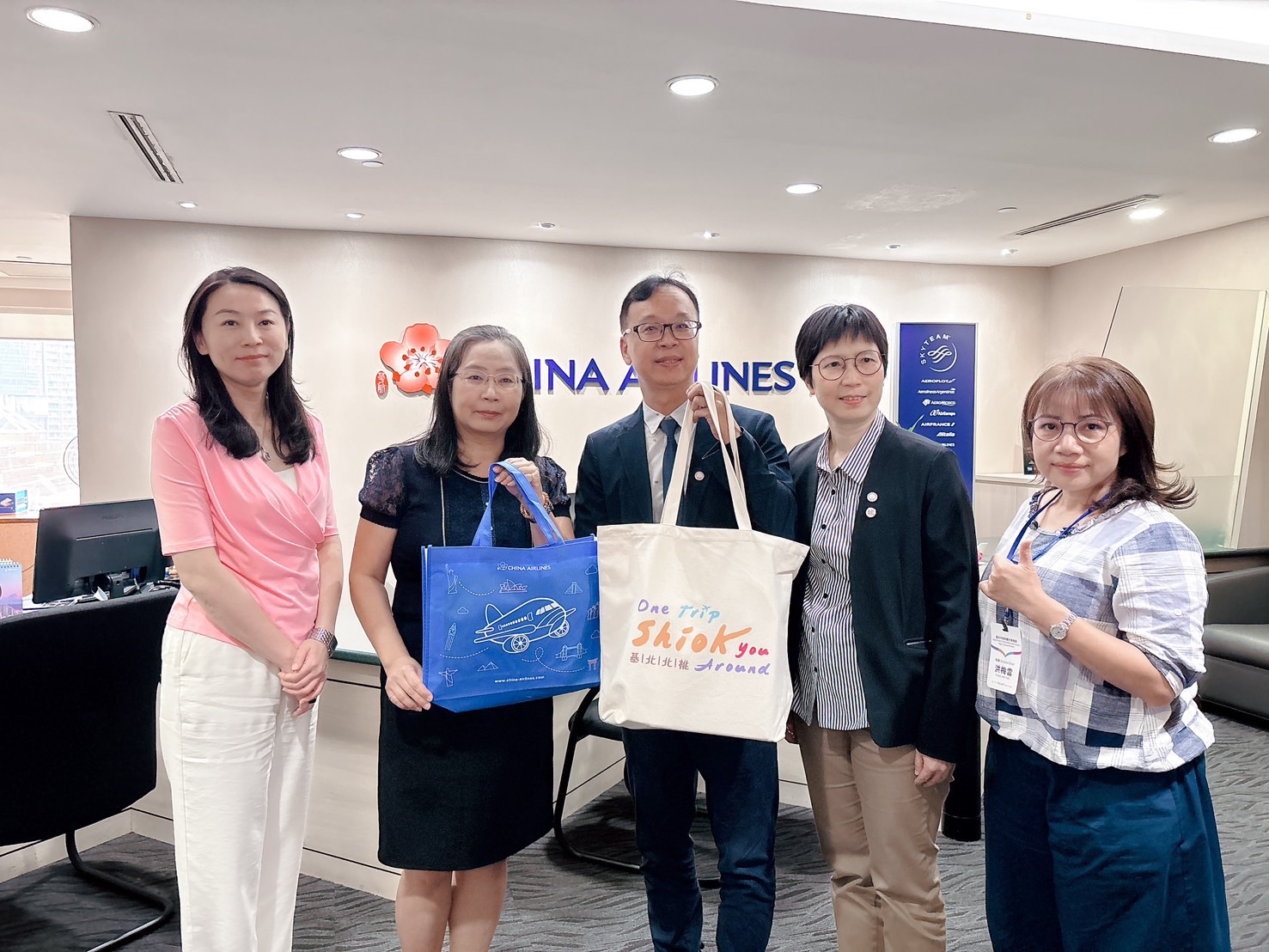  基北北桃4市以shiok you around為標語在新加坡行銷北台灣區域旅遊，並在拜會中華航空新加坡分公司曾文慧總經理（左2）時致贈北台灣精選伴手禮。