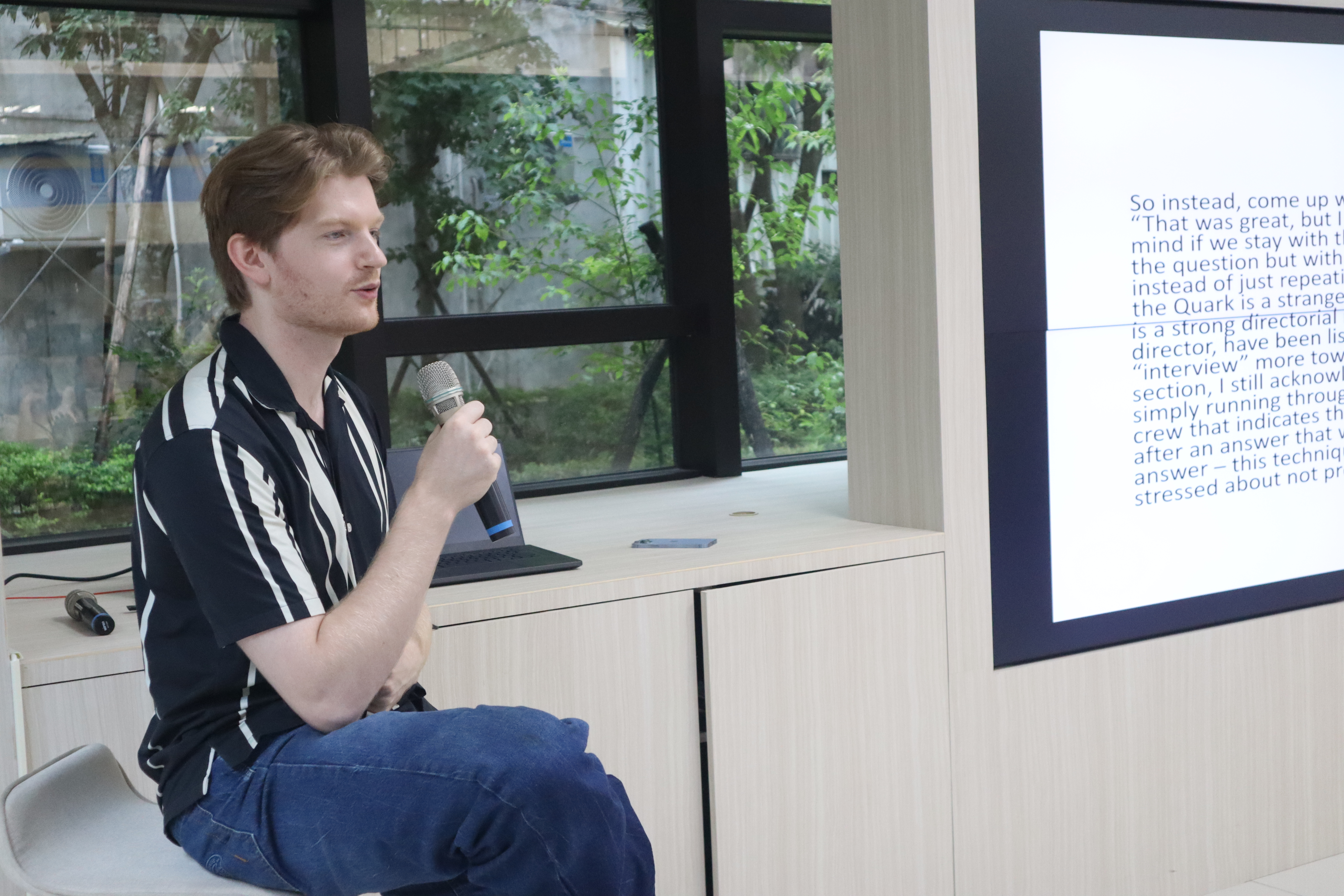 資深影像製作人 Alex Rednaxela 導演分享與外國人深入訪談的技巧。 