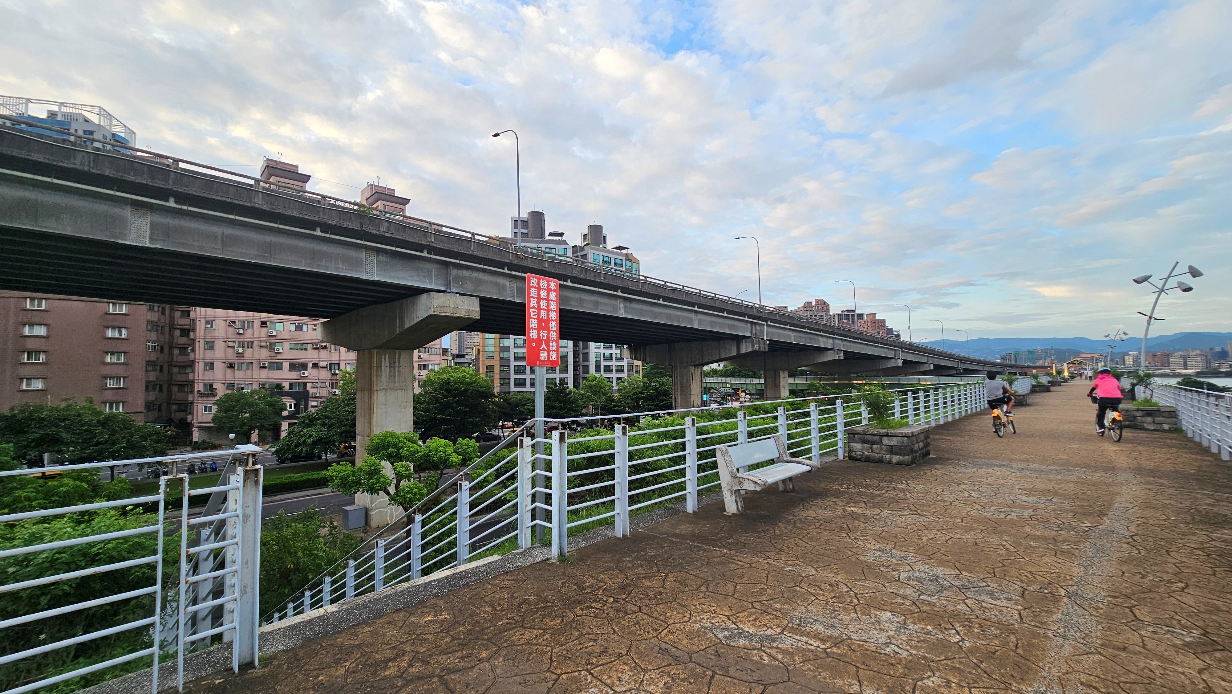堤頂樓梯維修通道禁止通行(當日將會封閉)