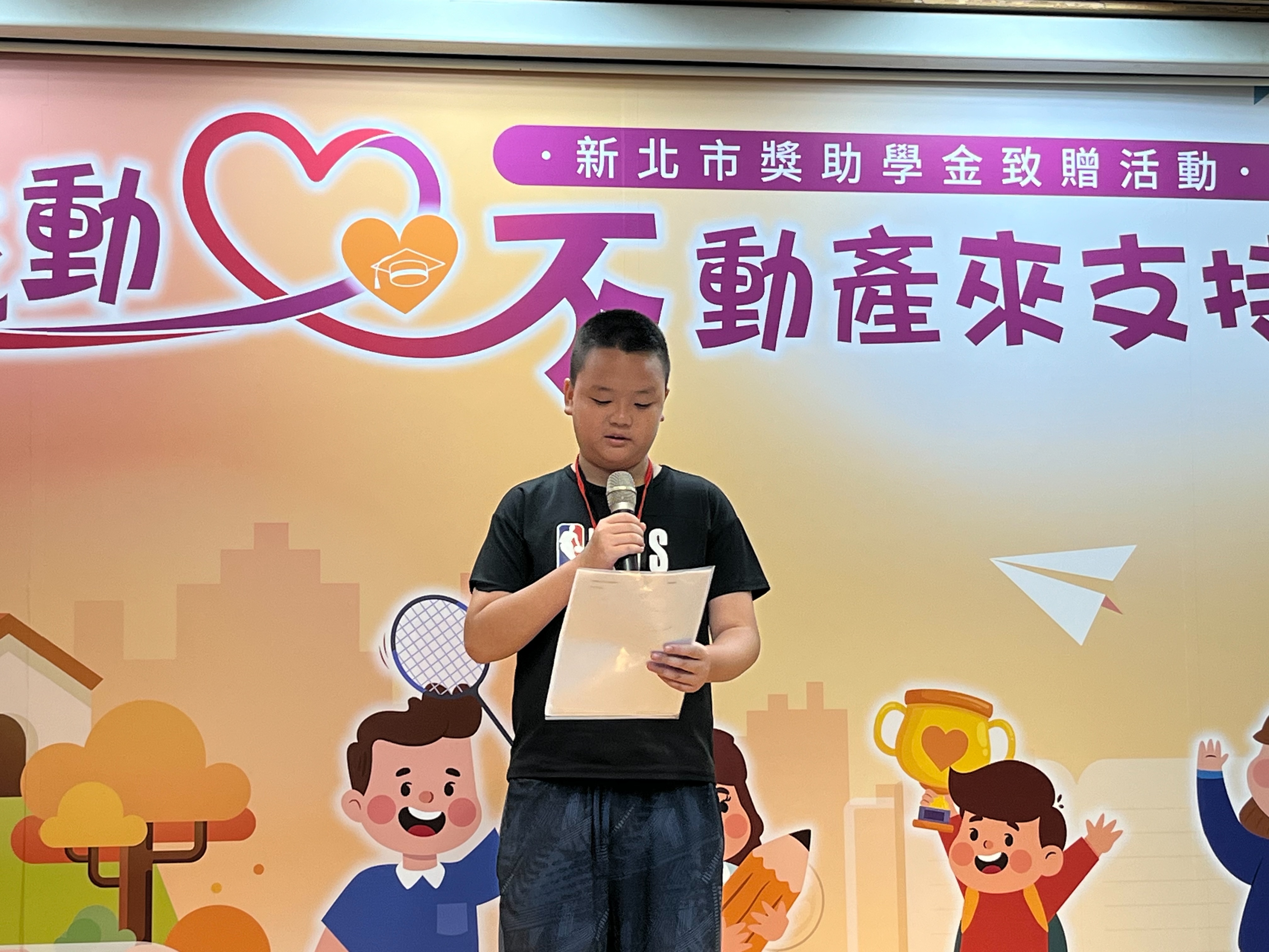 小六生阿傑特別上台表達感謝，對於獲得獎助學金他也說到，期許自己快快長大，成為一個能幫助別人的人。