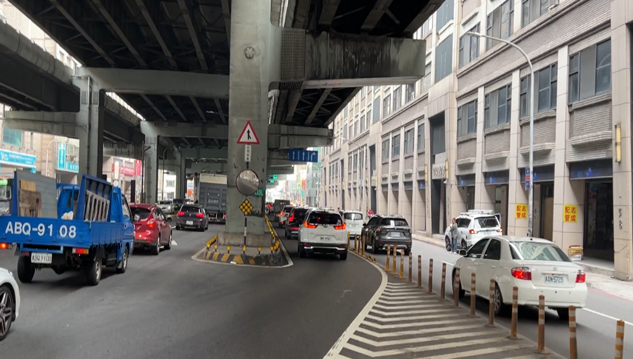 台64下匝道至中正建康路口前分隔島缺口