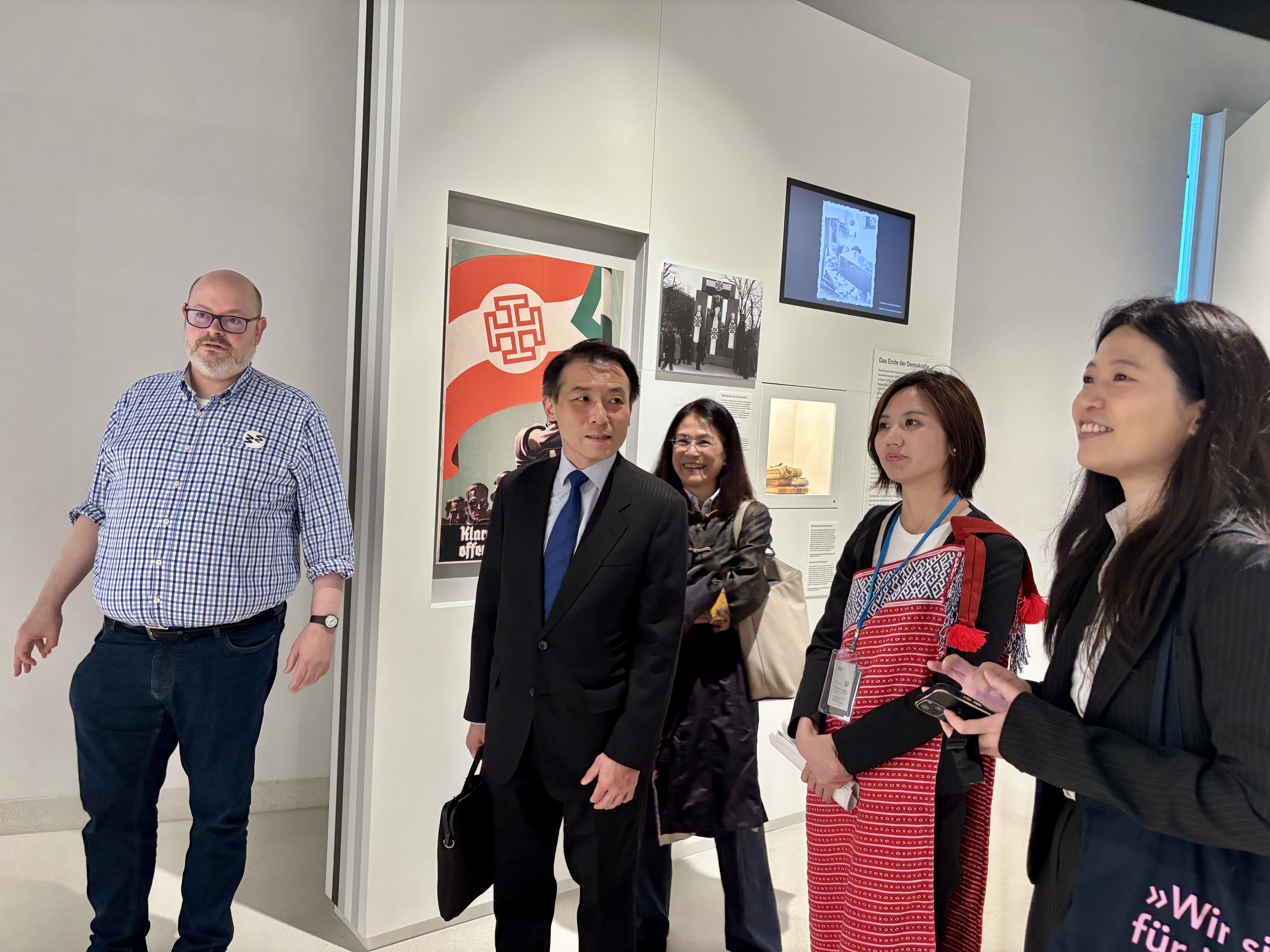 ▲由Matti Bunzl館長(左1)帶領考察團參觀維也納市博物館。(圖/新北市政府原民局提供)