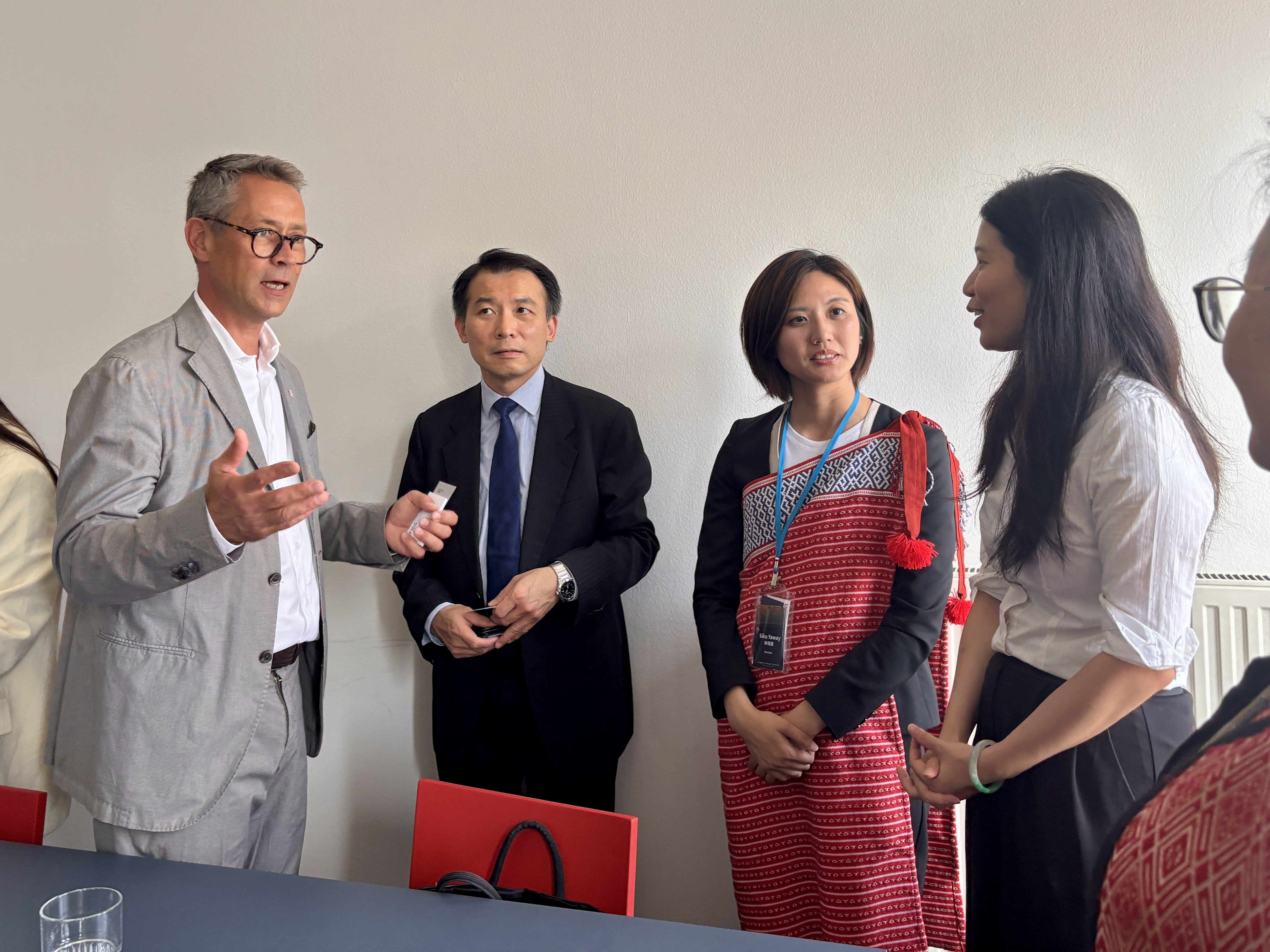 ▲維也納市政府文化部副處長Daniel Löcker(左1)與考察團進行交流認識。(圖/新北市政府原民局提供)