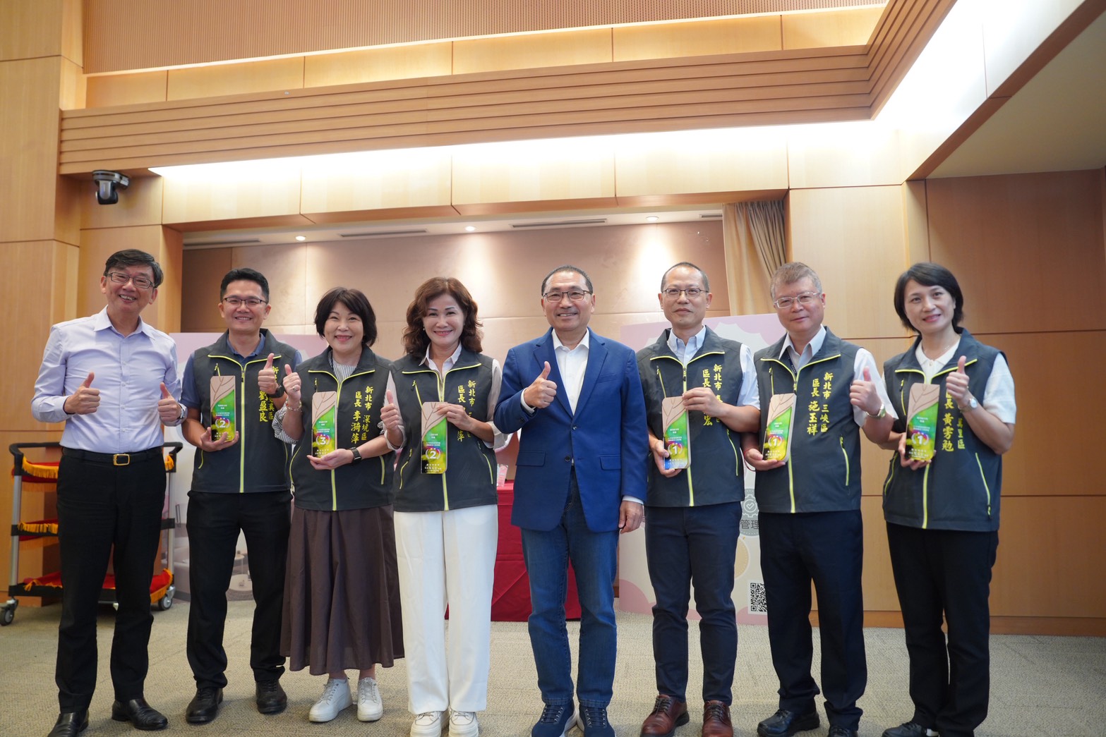 新北市長侯友宜(右4)頒獎感謝公所辦理農情調查