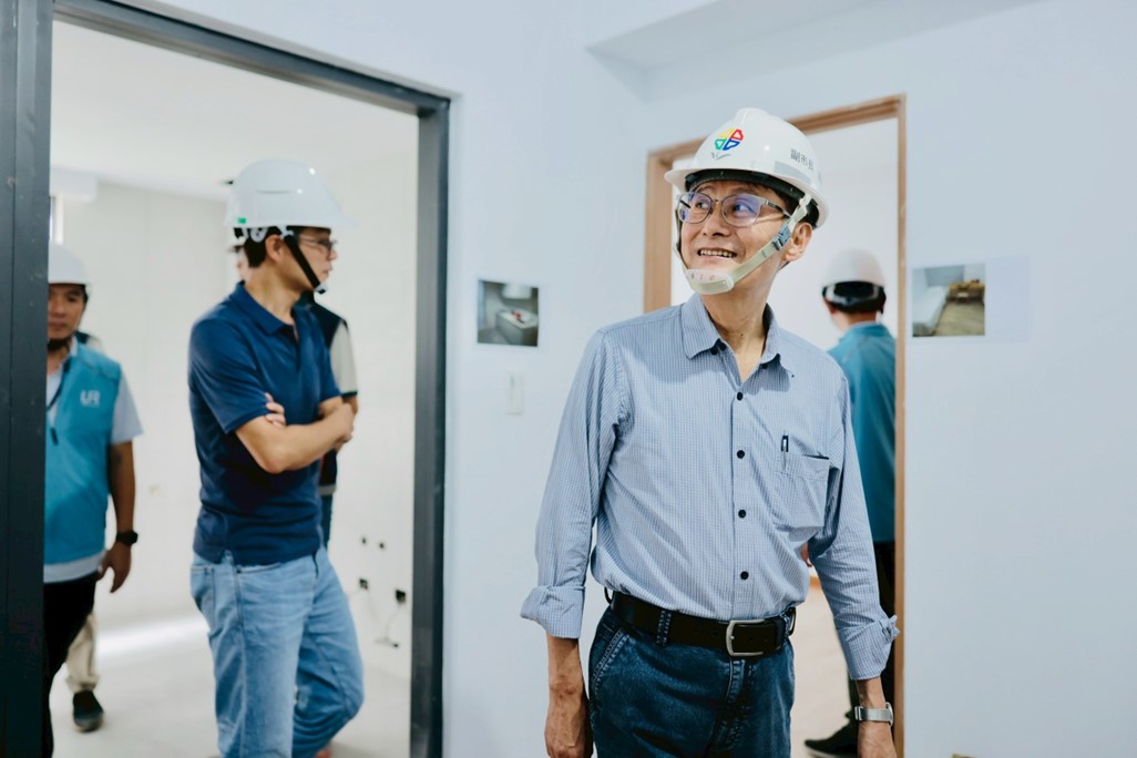 新北市副市長陳純敬視察板橋江翠段社宅內部空間。