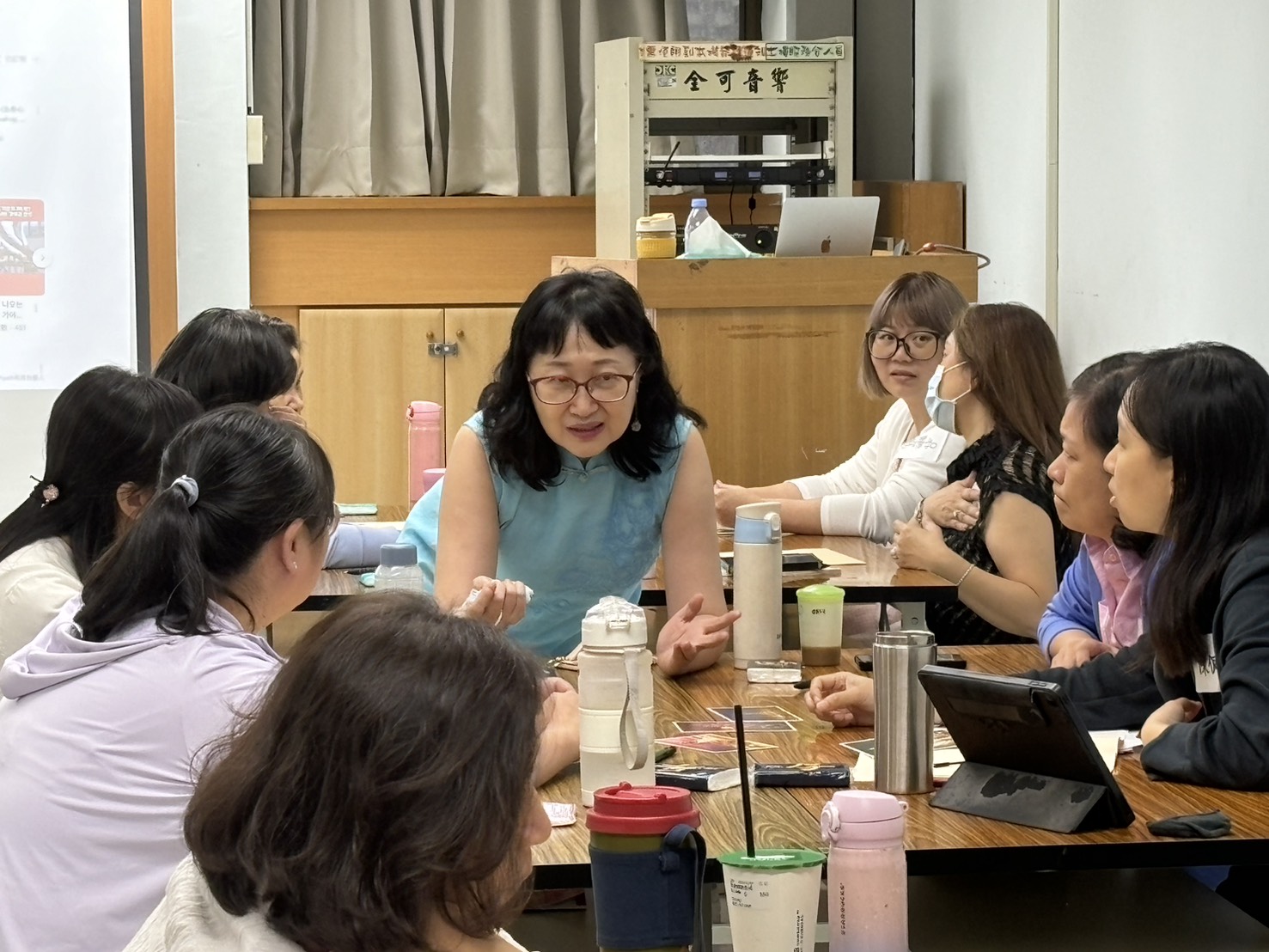  靈性關懷師劉亮馨（中）帶領學員工作坊進行討論