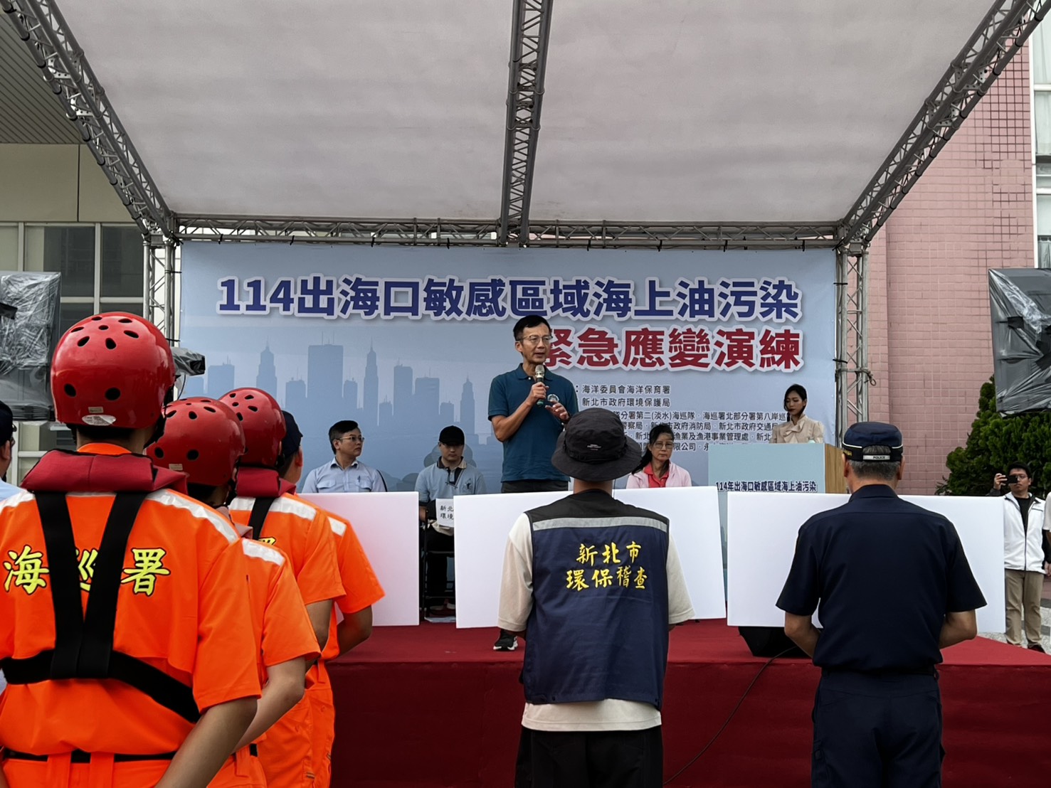 許銘志主任秘書表示，新北市擁有長達145公里的美麗海岸線，蘊含多樣地貌、人文景觀及豐富的自然生態，本次的操演不僅是災害應變操演，更象徵市府守護海洋環境、落實生態保育的堅定承諾