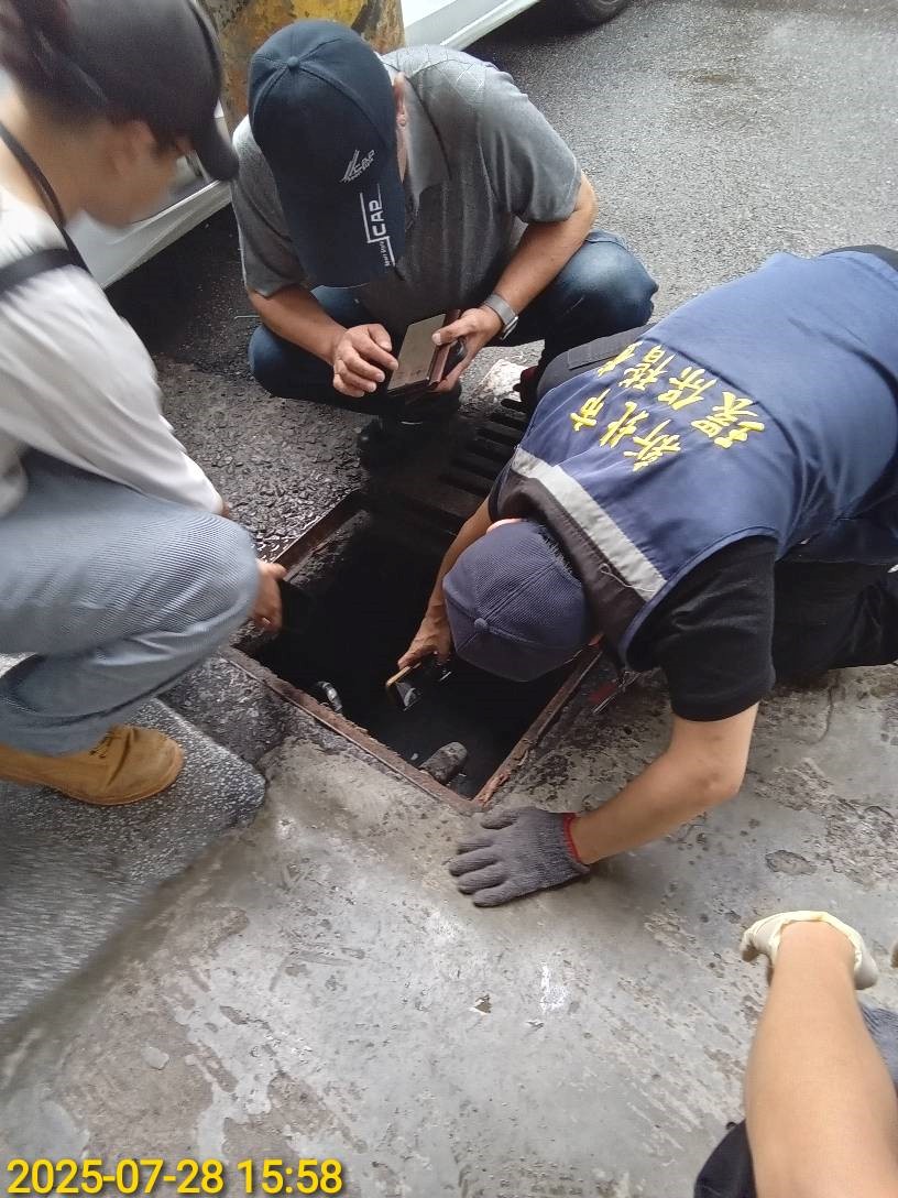 稽查人員翻蓋追查污染源