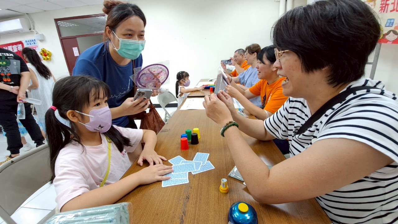 早療資源中心工作人員透過教玩具遊戲進行檢測
