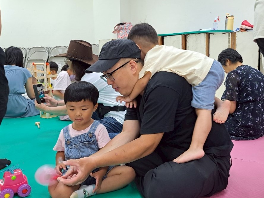 活動中小朋友爬上爸爸的肩膀 模樣兒非常逗趣可愛