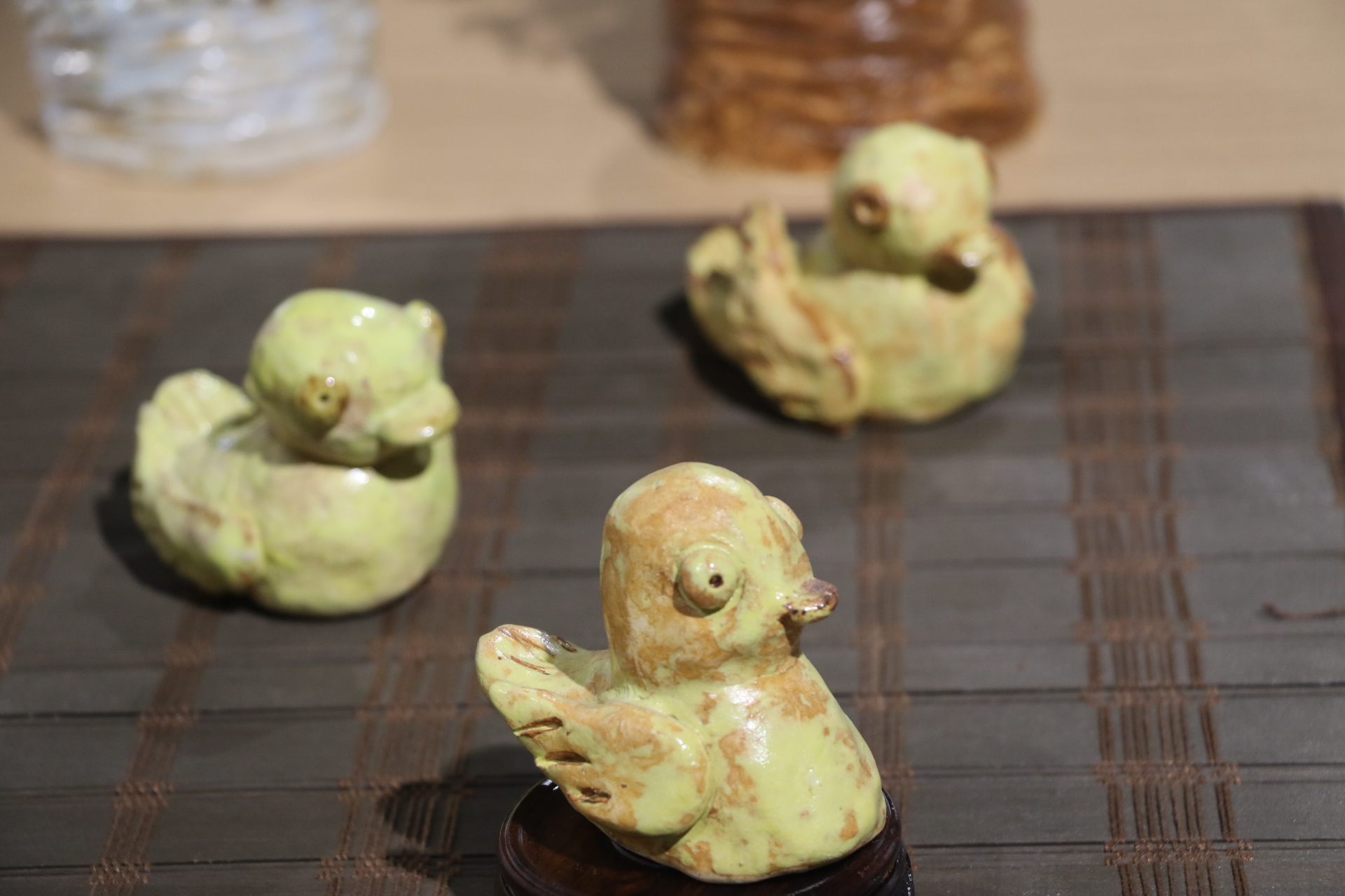  韋汝以左手拇指與食指一點一點捏塑出來的黃色小鴨