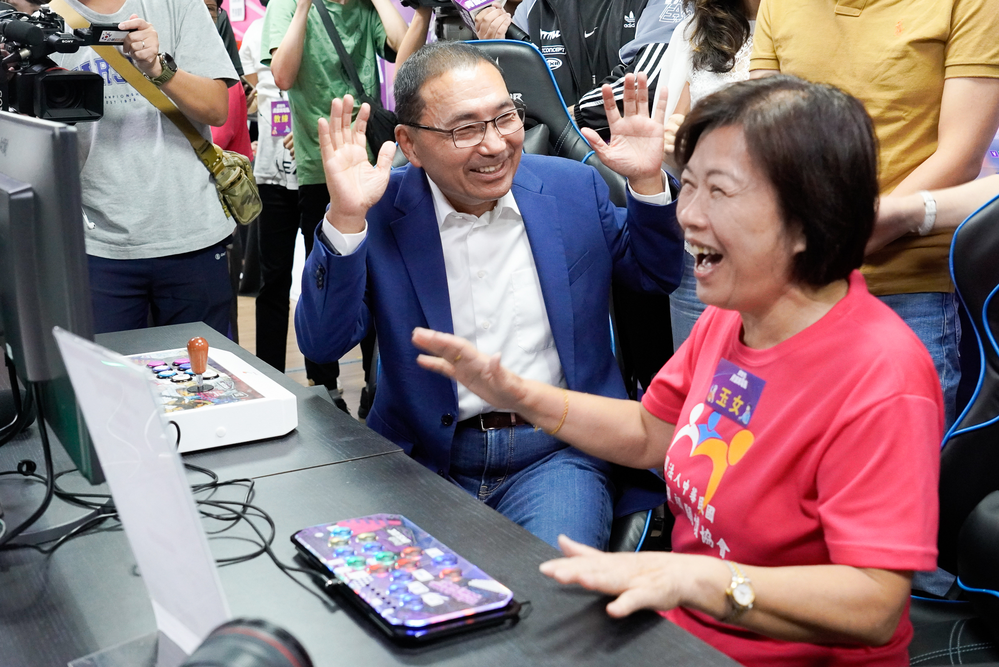 市長侯友宜與葉玉女(右)現場玩起《快打旋風》笑開懷