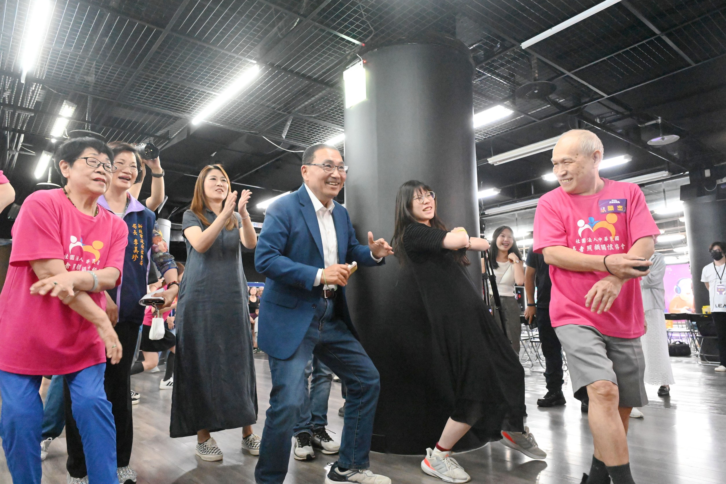 侯友宜與長輩一同體驗Just Dance 舞力全開，感受電競運動的魅力。