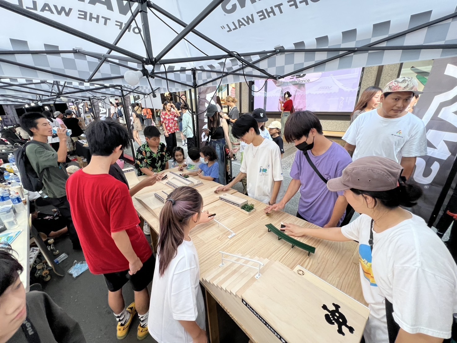 除了表演活動外，府中廣場周邊也規劃塗鴉、Freestyle饒舌、手指鼓等體驗攤位。