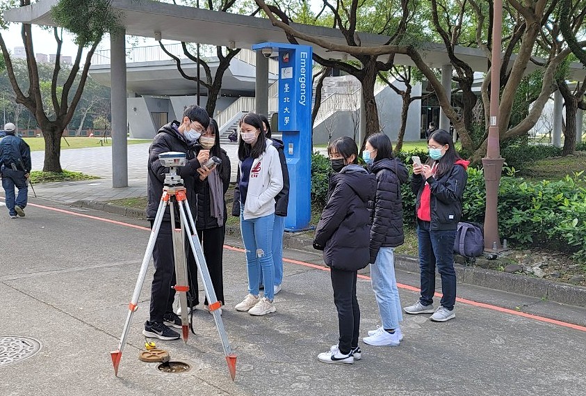 實務課程上，學生實際操作經緯儀。新北市地政政局提供