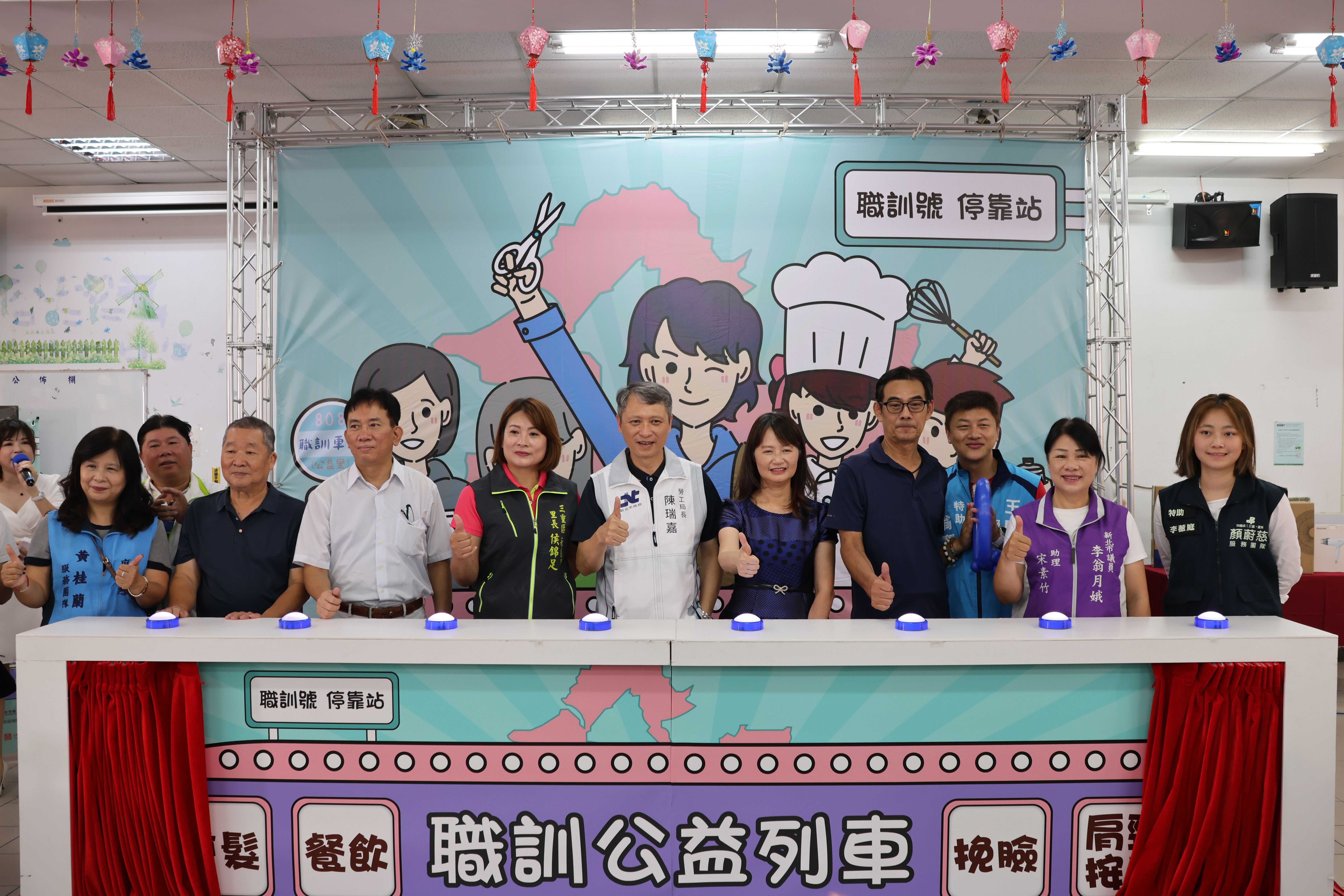 新北市職業訓練中心今(8)舉行「114年職訓公益列車」首場活動，6單位職訓師生免費提供剪髮、挽臉、肩頸紓壓服務。(1)