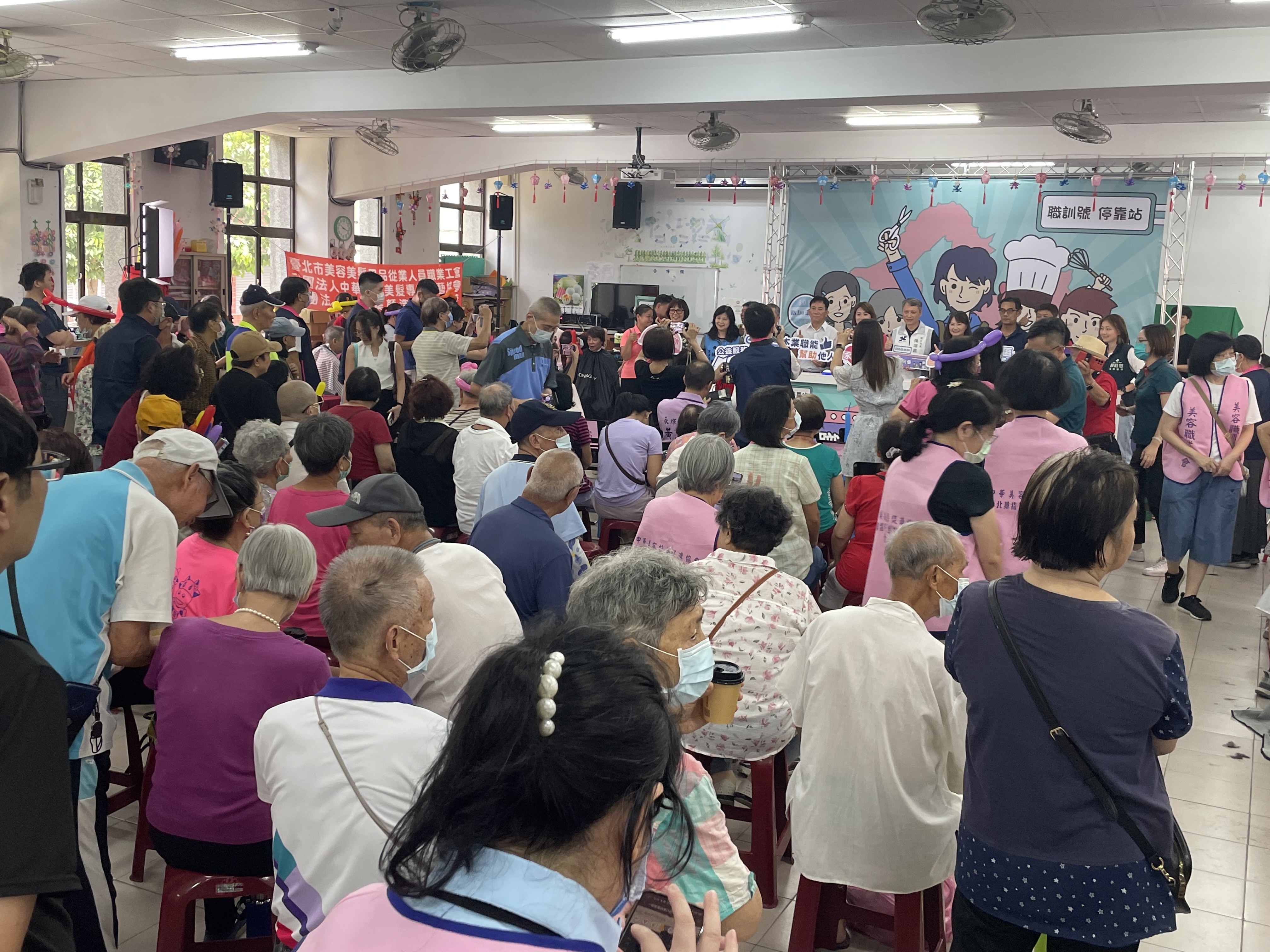 新北市職業訓練中心今(8)舉行「114年職訓公益列車」首場活動，6單位職訓師生免費提供剪髮、挽臉、肩頸紓壓服務。(3)