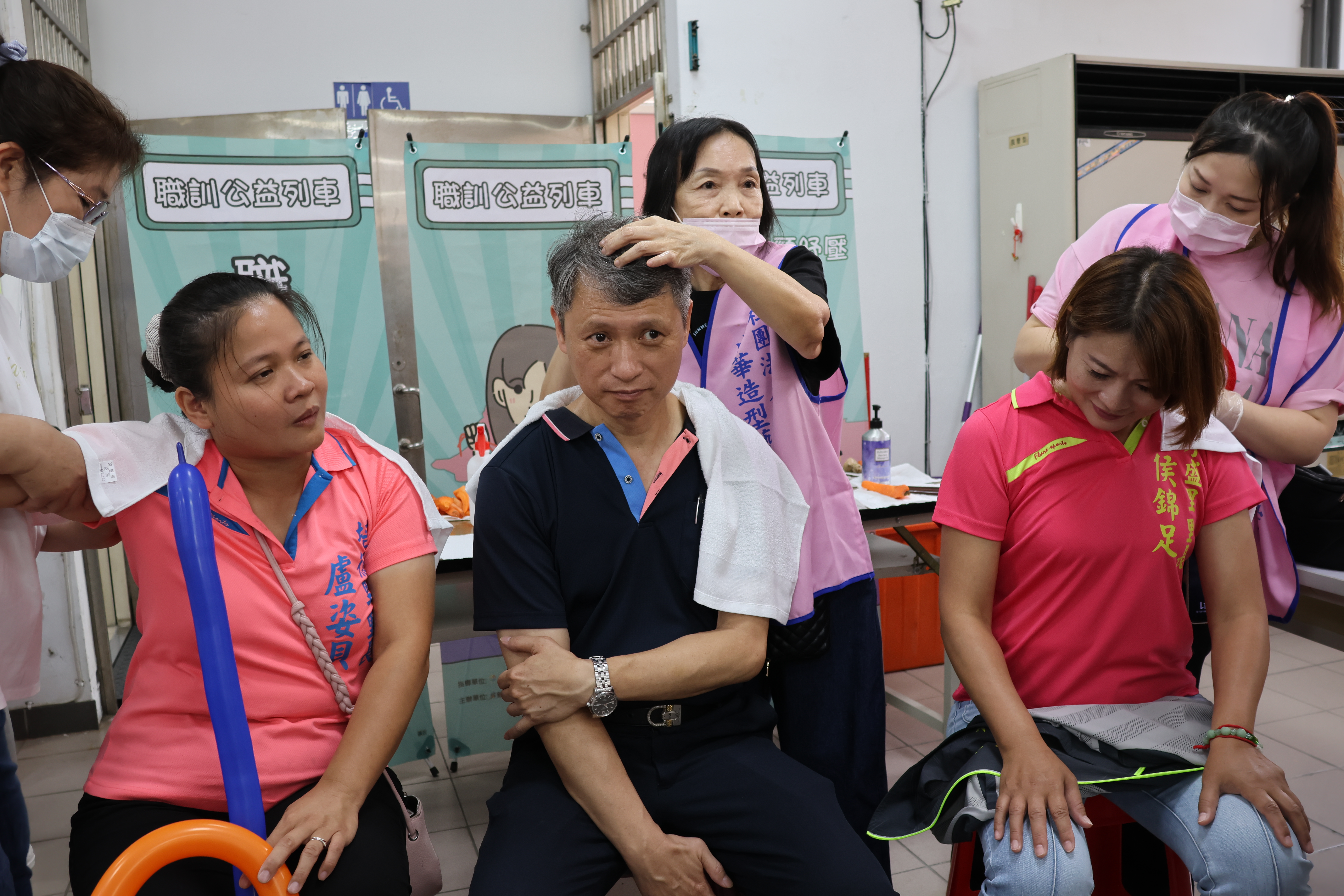 勞工局長陳瑞嘉、永盛里長侯錦足及培德里長盧姿貝，在職訓學員的熱情邀請下，親身體驗肩頸按摩。