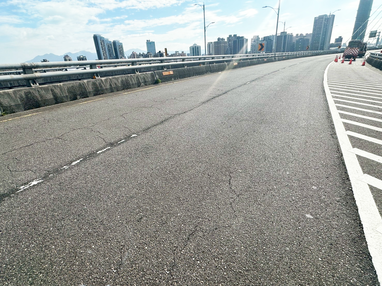 圖說： 養工處為改善三重區新北大橋雙向汽車道鋪面品質，8月11日及12日晚間10時至翌日清晨6時進行道路銑鋪。