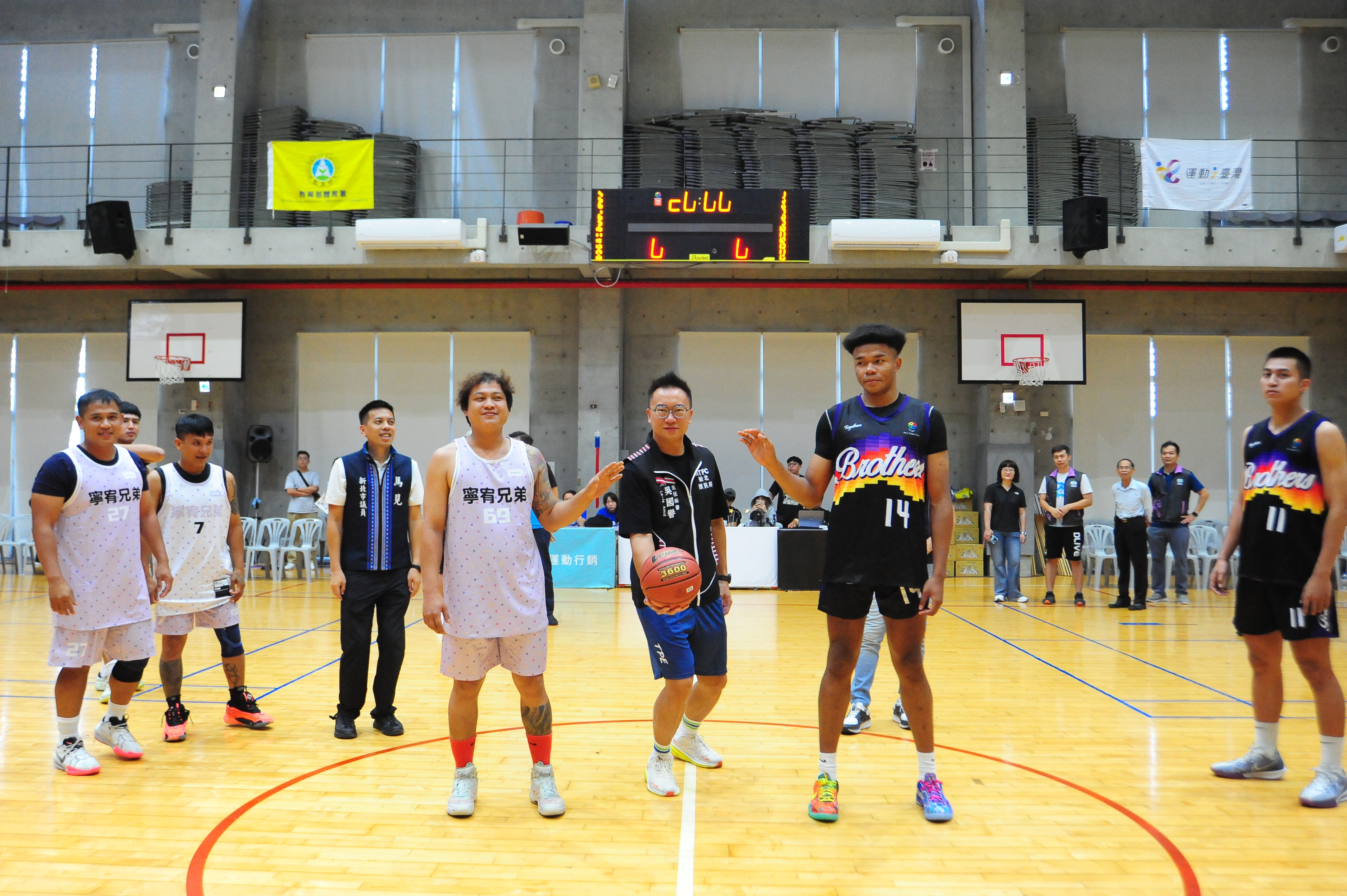 ▲新北市原民局主任秘書吳國譽開幕式上現身開球，為選手們加油打氣。(圖/新北市政府原民局提供)