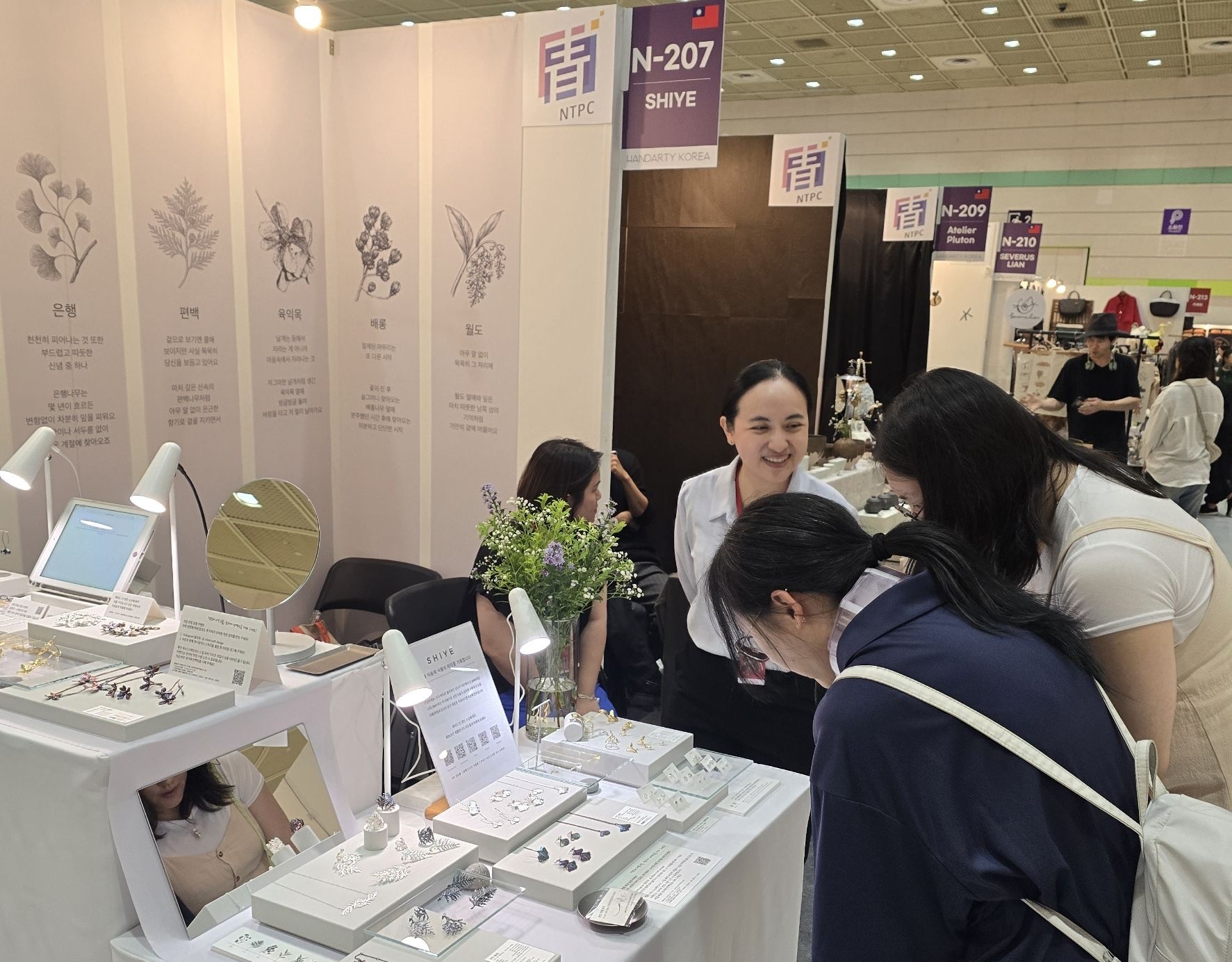 本次參展的團隊「鉐葉」以精緻的作品，吸引買家與民眾選購。
