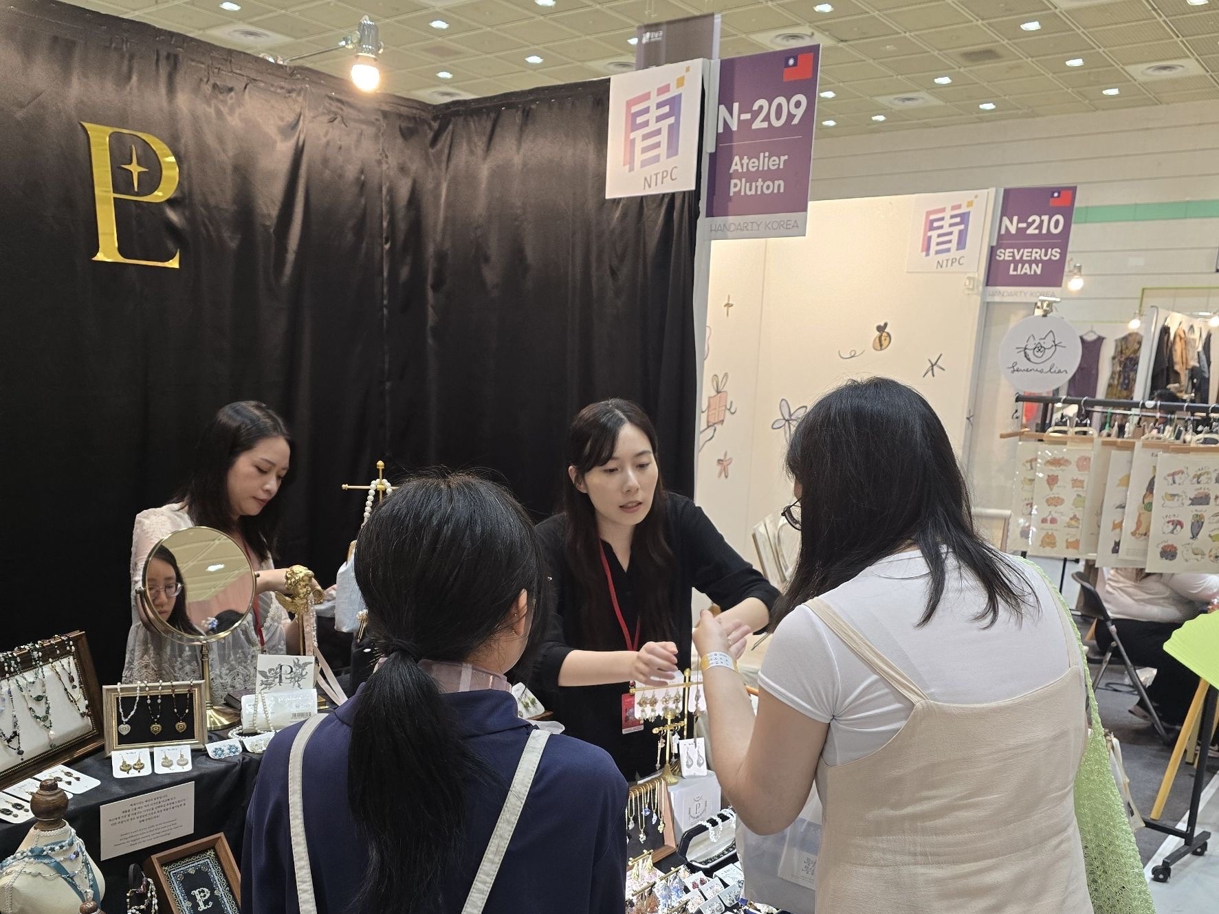 本次參展的團隊「暝明」以精緻的工藝飾品吸引韓國民眾駐足。