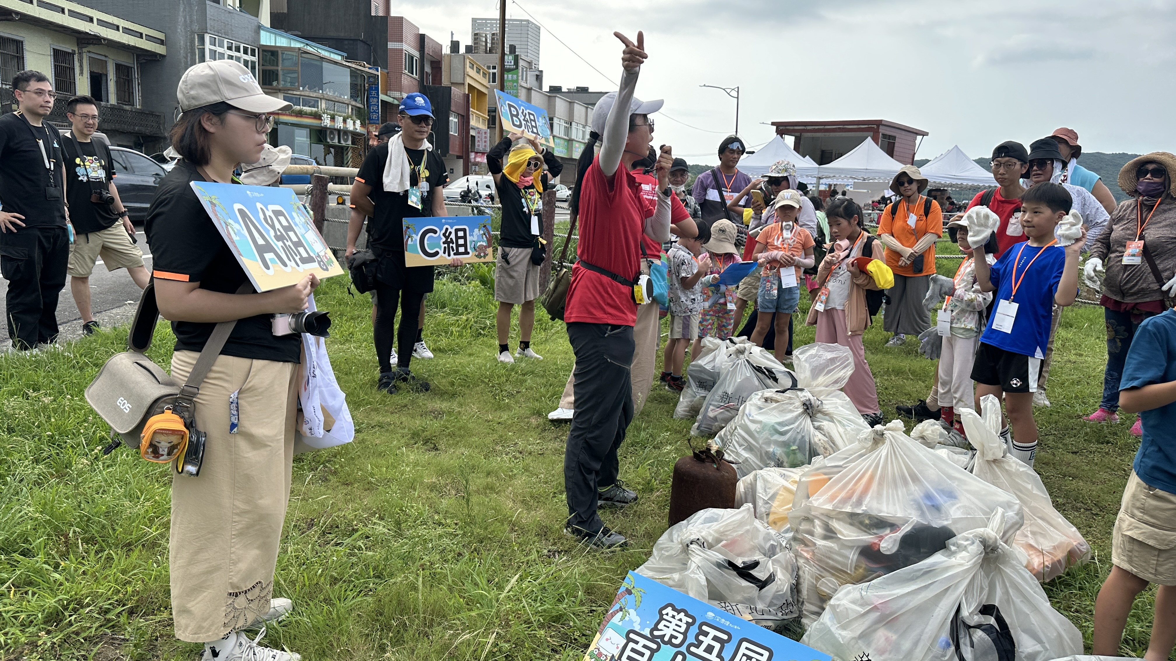 活動採用ICC國際淨灘行動模式，由海洋科技博物館專業講師現場指導垃圾分類與紀錄作業，強化環保教育實踐。