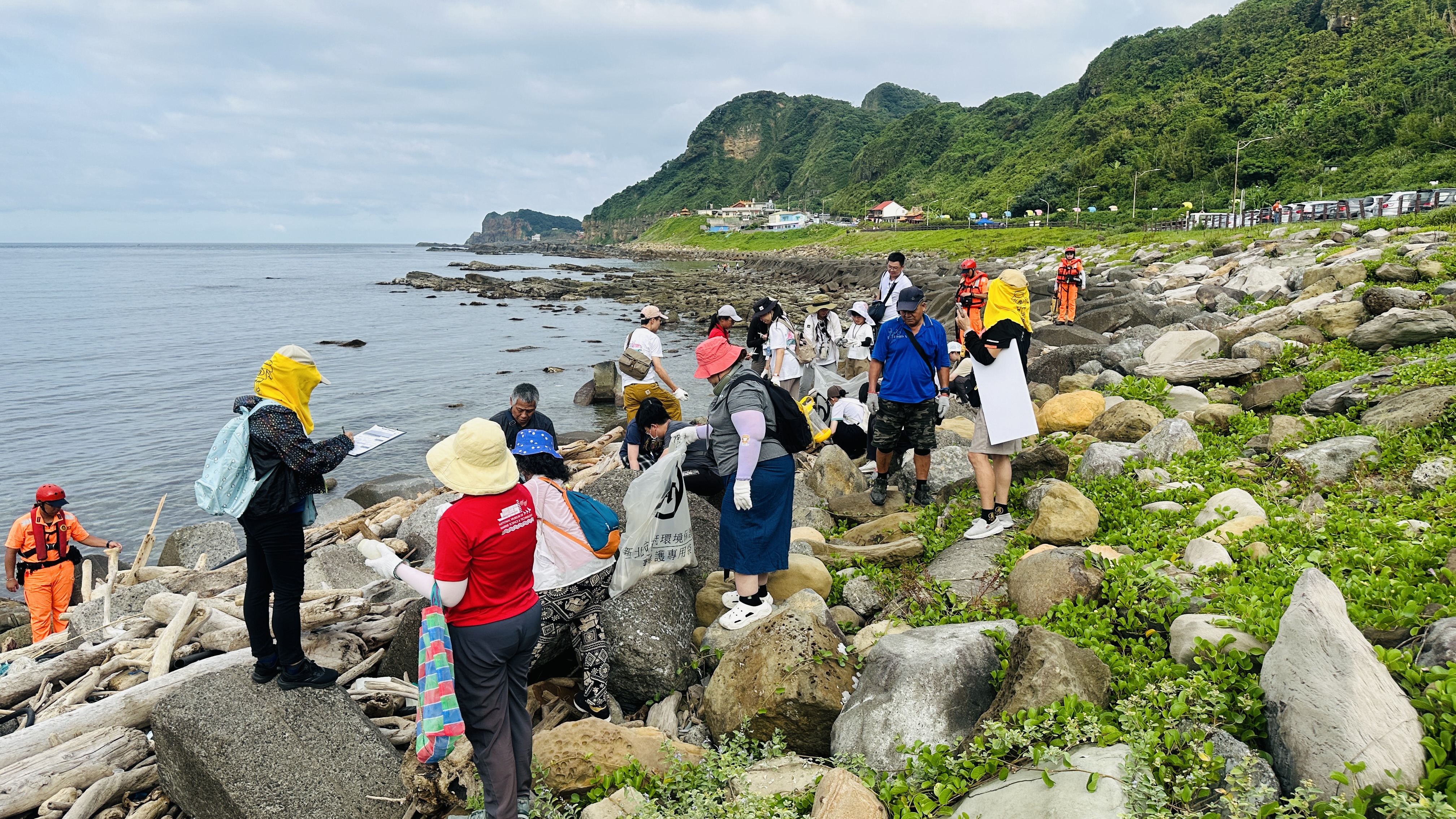  參與者身體力行撿拾海廢，清理寶特瓶、塑膠瓶蓋與吸管等常見海洋廢棄物，恢復沿岸潔淨風貌。