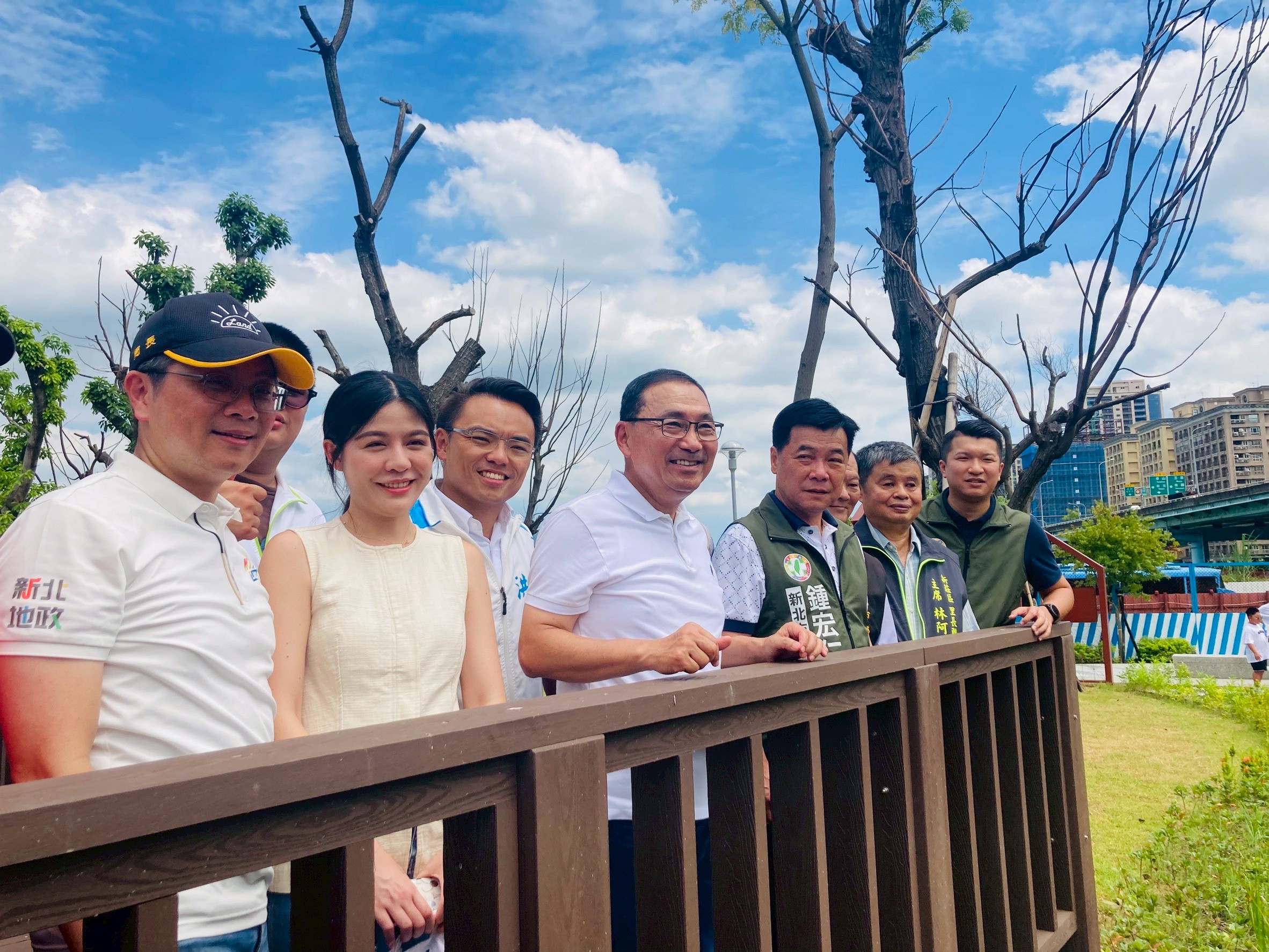 中環公園的木棧道上可眺望生態水池。新北市地政局提供