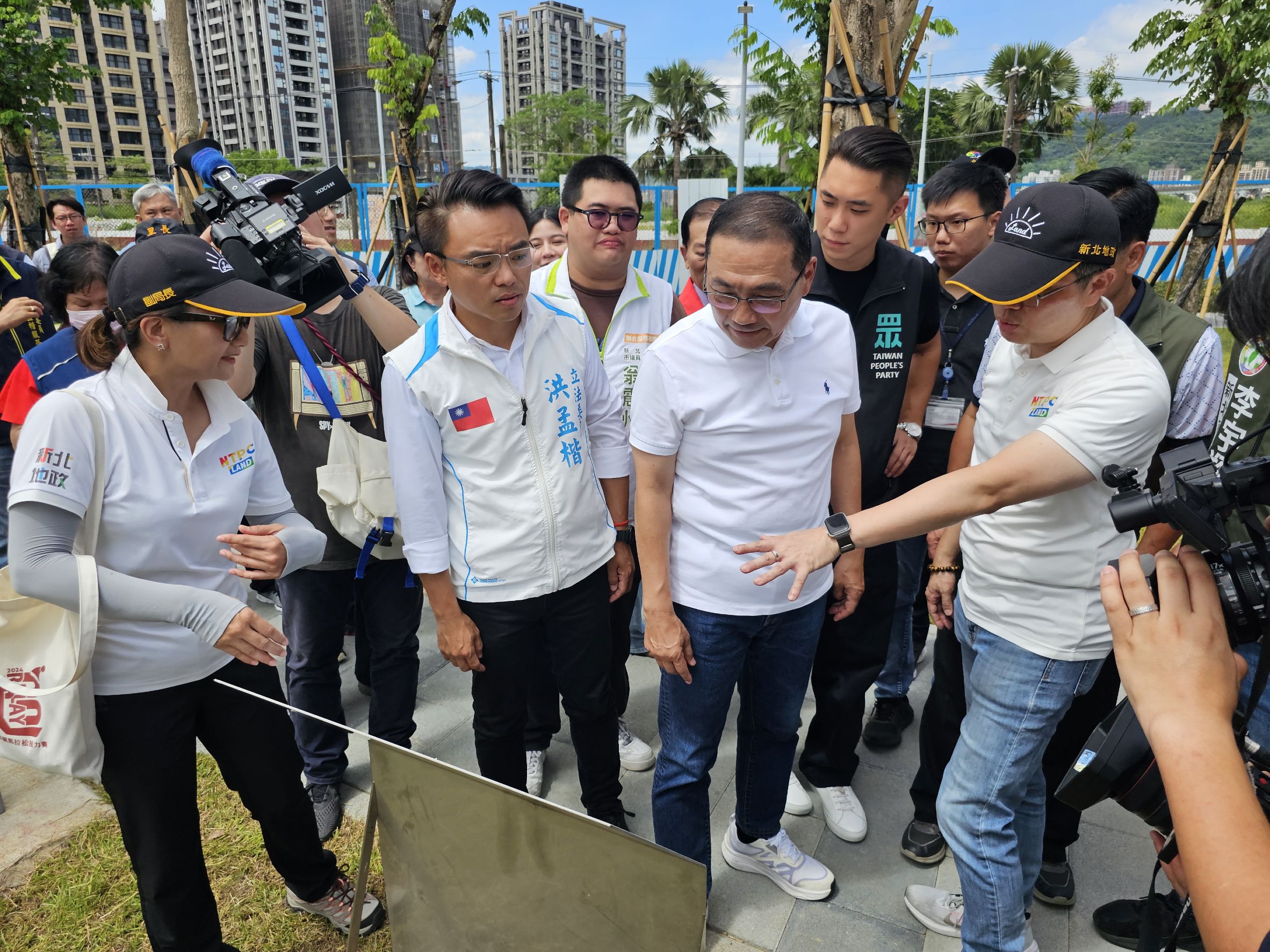 中環公園結合塭仔圳在地文化與生態綠意。新北市地政局提供