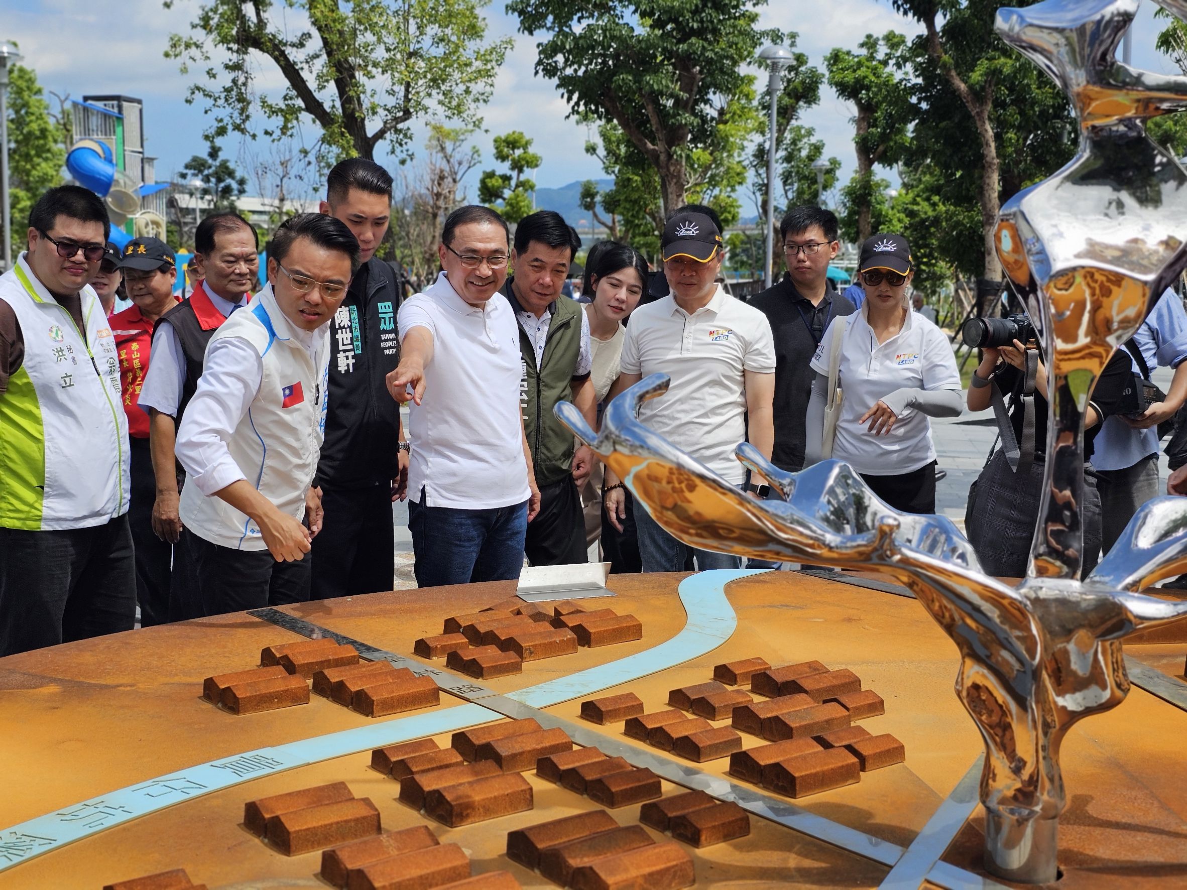 新北市長侯友宜視察塭仔圳特色公園-中環公園。新北市地政局提供