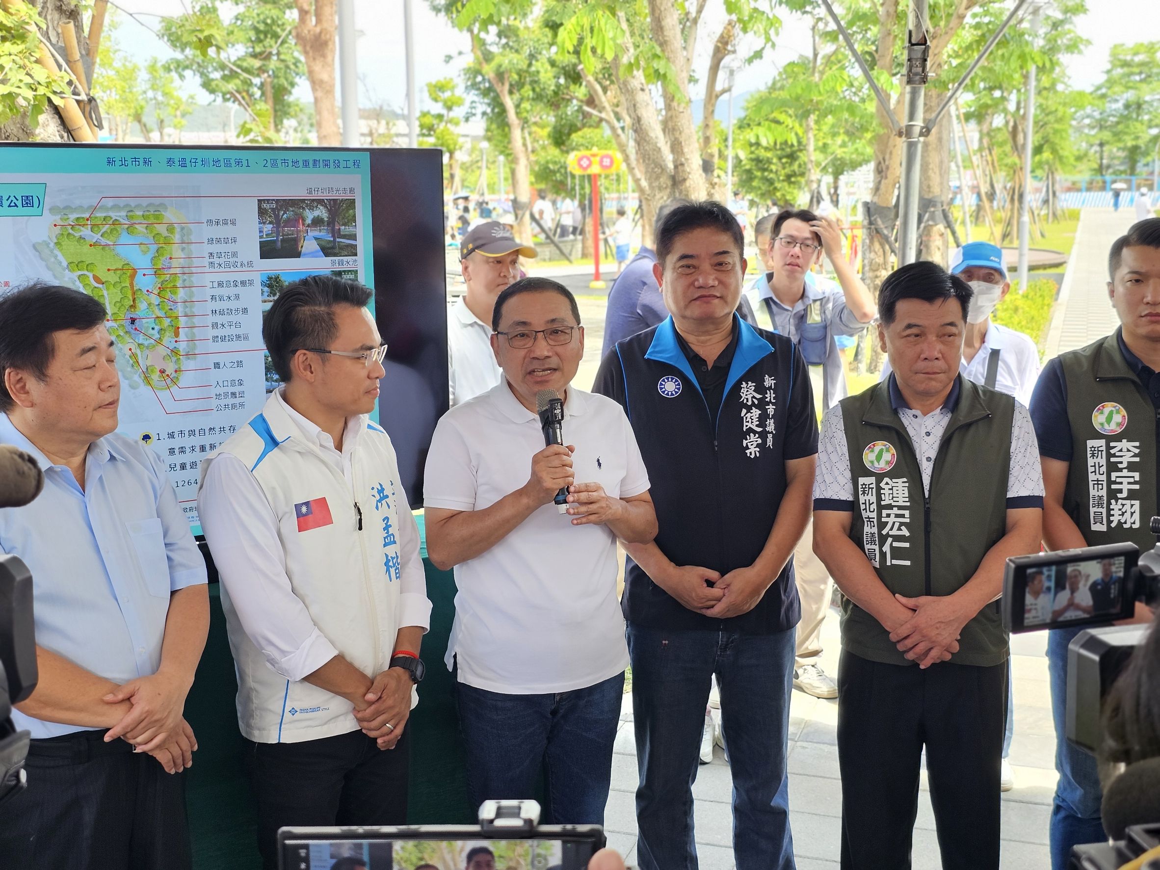 新北市長侯友宜表示，中環公園即起開放，歡迎民眾攜家帶眷玩公園。新北市地政局提供