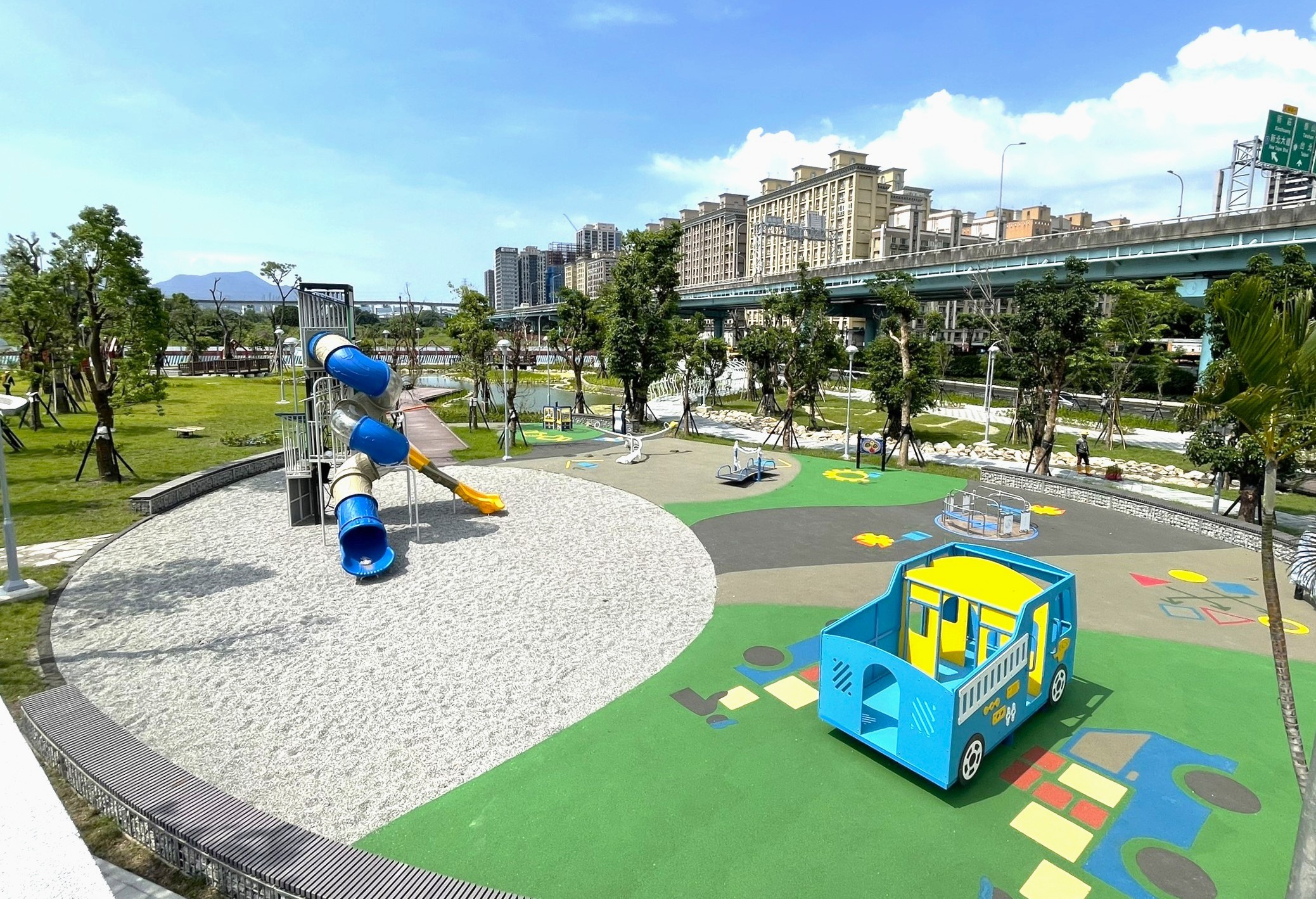 公園裡的兒童遊戲場通過場域認證，適合5至12歲兒童使用。新北市地政局提供