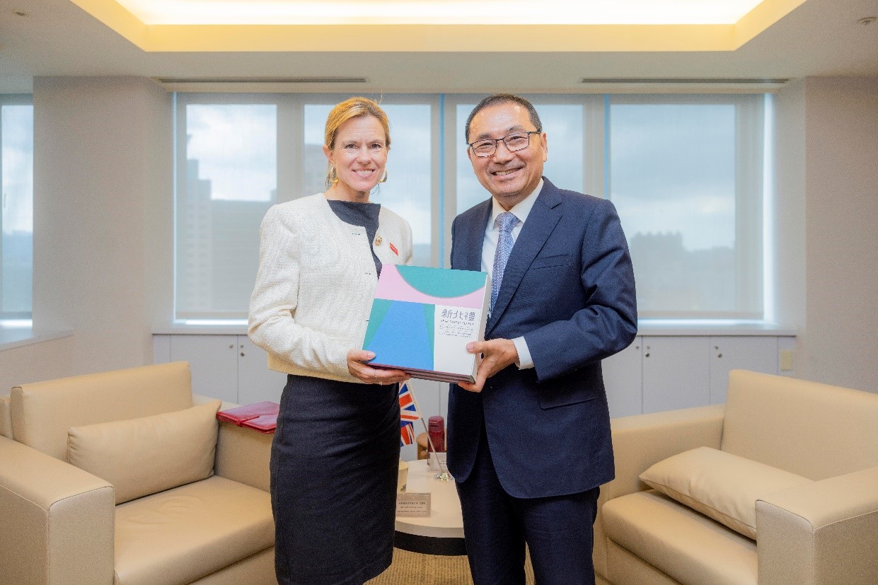 侯市長致贈新北禮給包瓊郁代表（左）