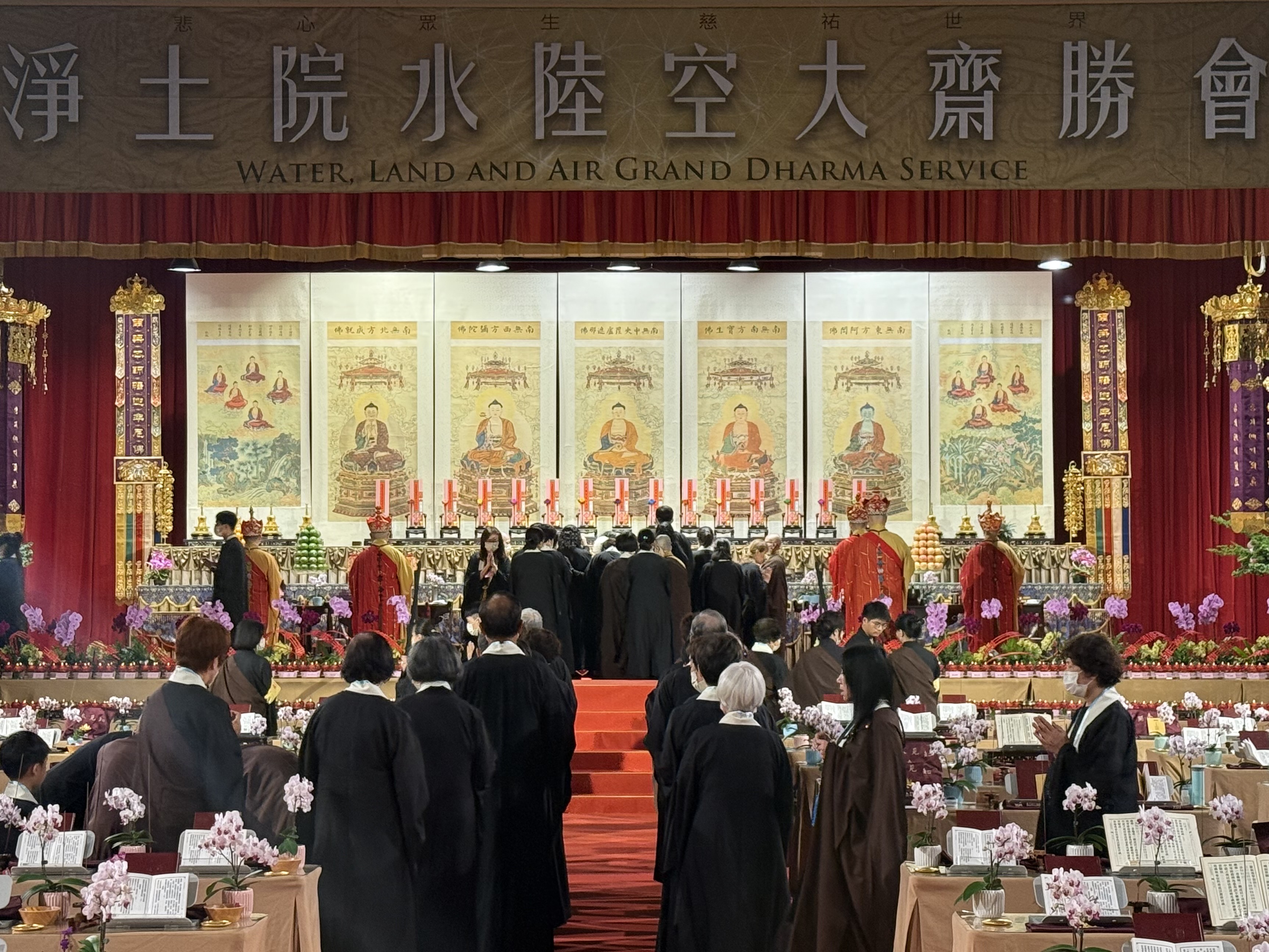 財團法人佛教淨土院基金會今（12）日在新北市板樹體育館舉辦「2025慈悲眾生慈幼世界水路空大齋盛會活動」，並由副市長劉和然代表主持祈福大典。