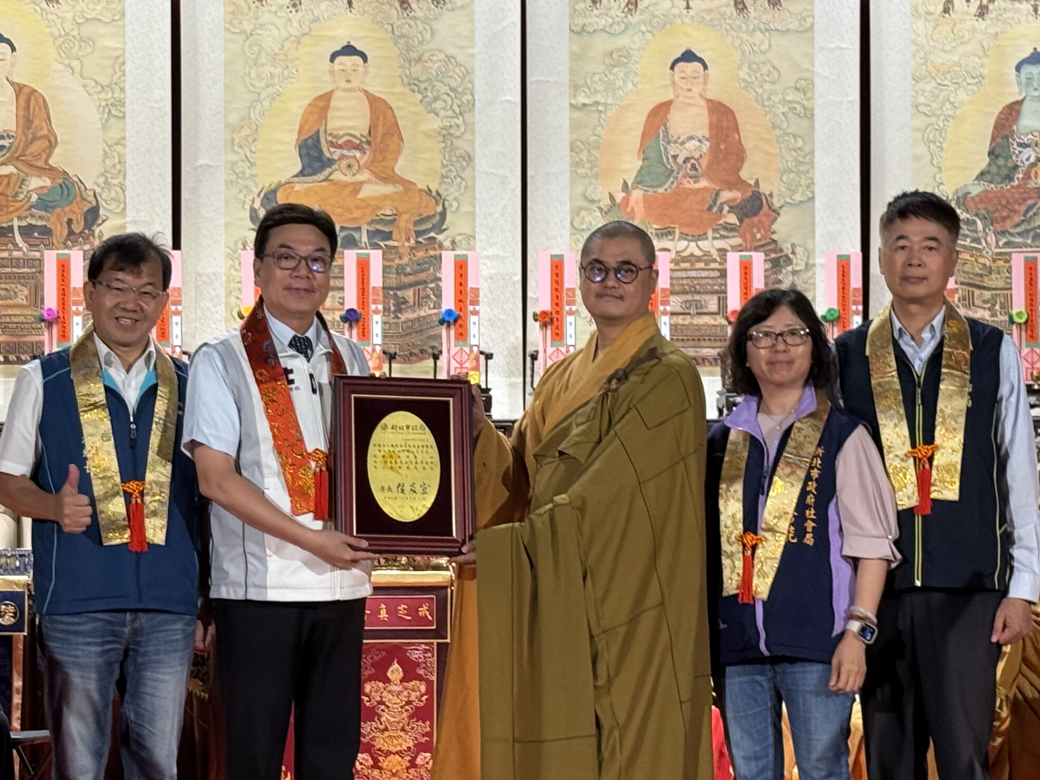 副市長也特別回贈感謝獎牌，謝謝淨土院的善舉。