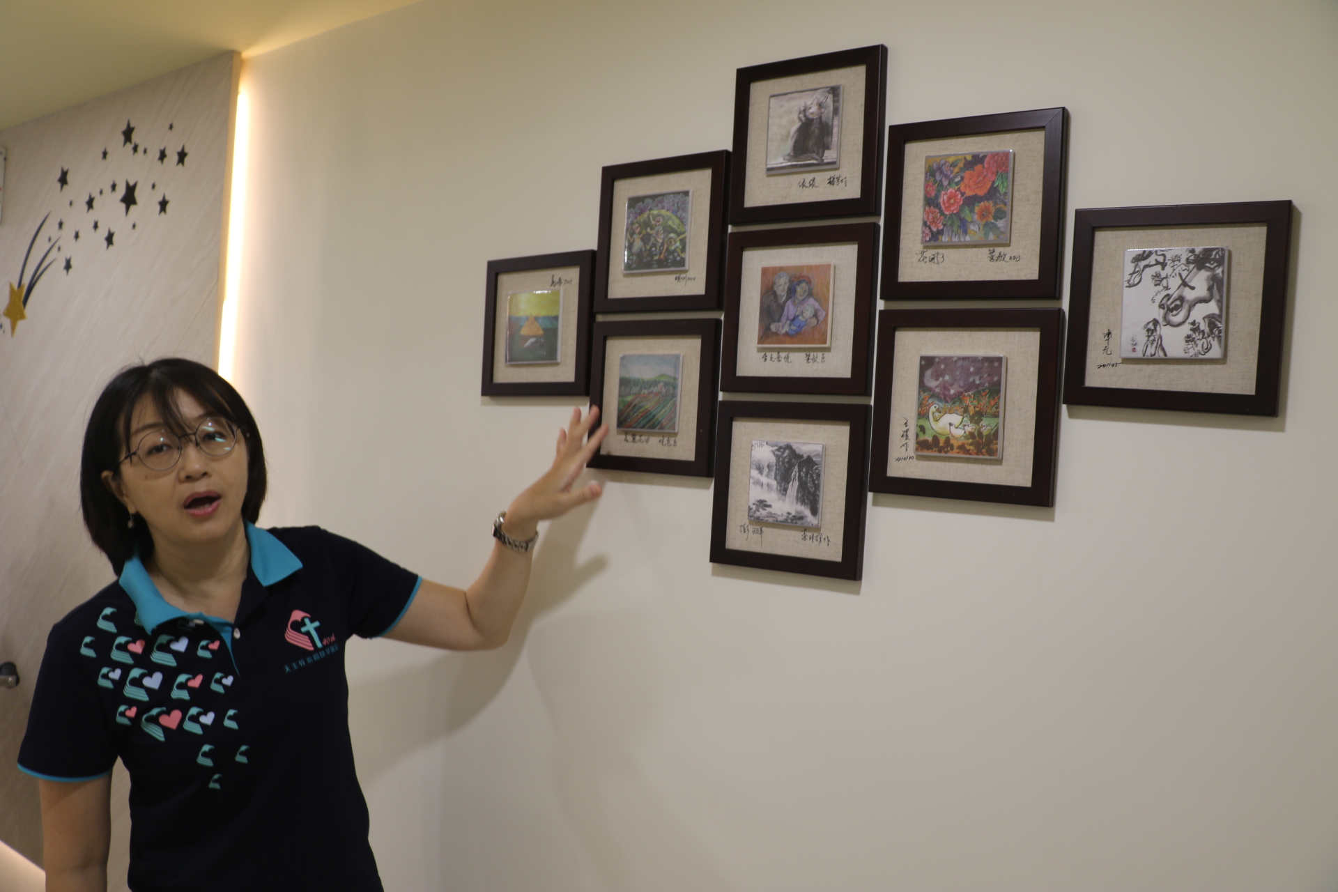 愛維養護中心主任簡美婷表示 「曉明軒」裡的畫作是院民參加社會局每年愛在畫中的得獎作品 希望給安寧中的住民療育