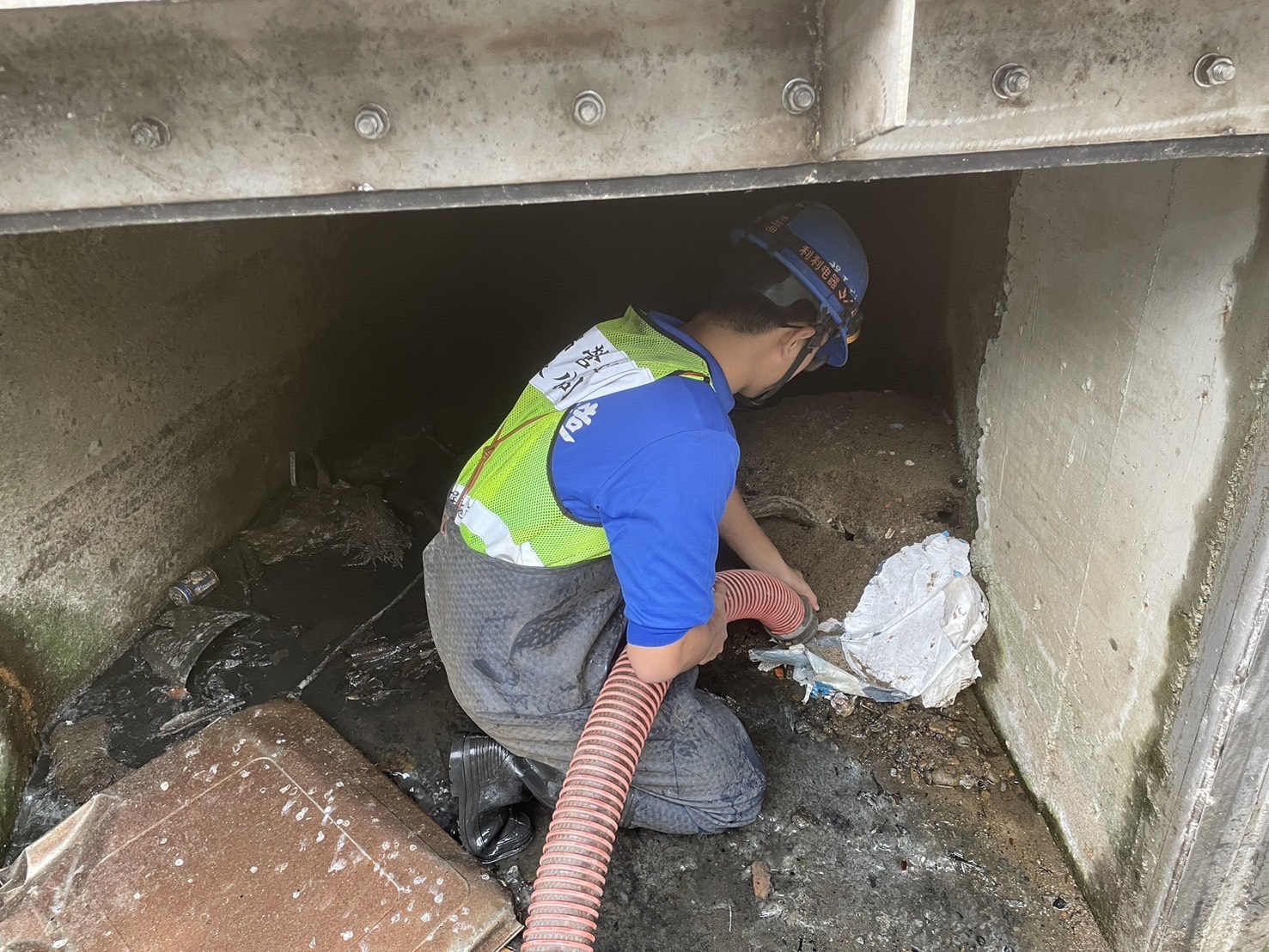 利用清溝車清除雨水下水道內淤泥