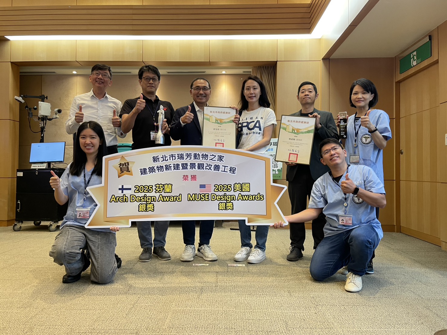 市長頒贈感謝狀予本案建築師陳威翰（右二）與台灣防止虐待動物協會執行長姜怡如（右三）。