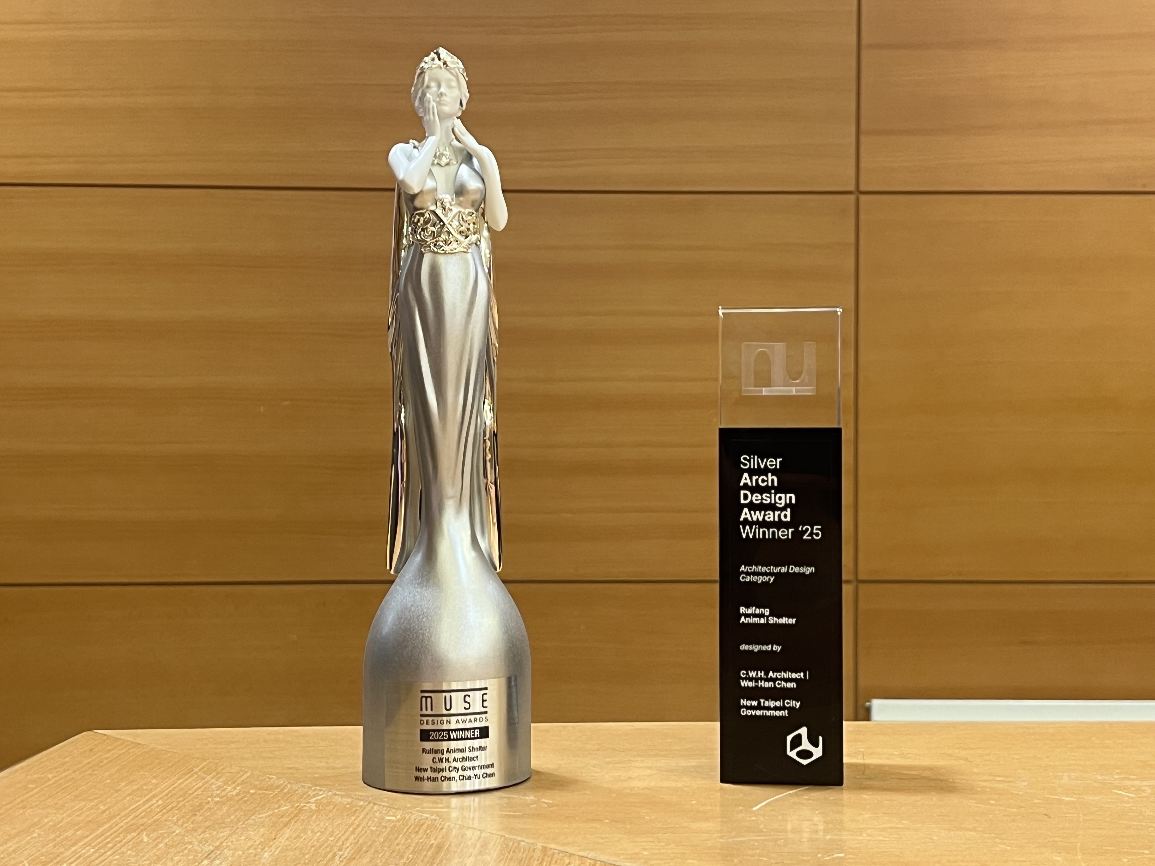 榮獲2項國際性設計大獎「2025芬蘭Arch Design Award」銀獎（右一）及「2025美國MUSE Design Awards」銀獎（左一）殊榮。